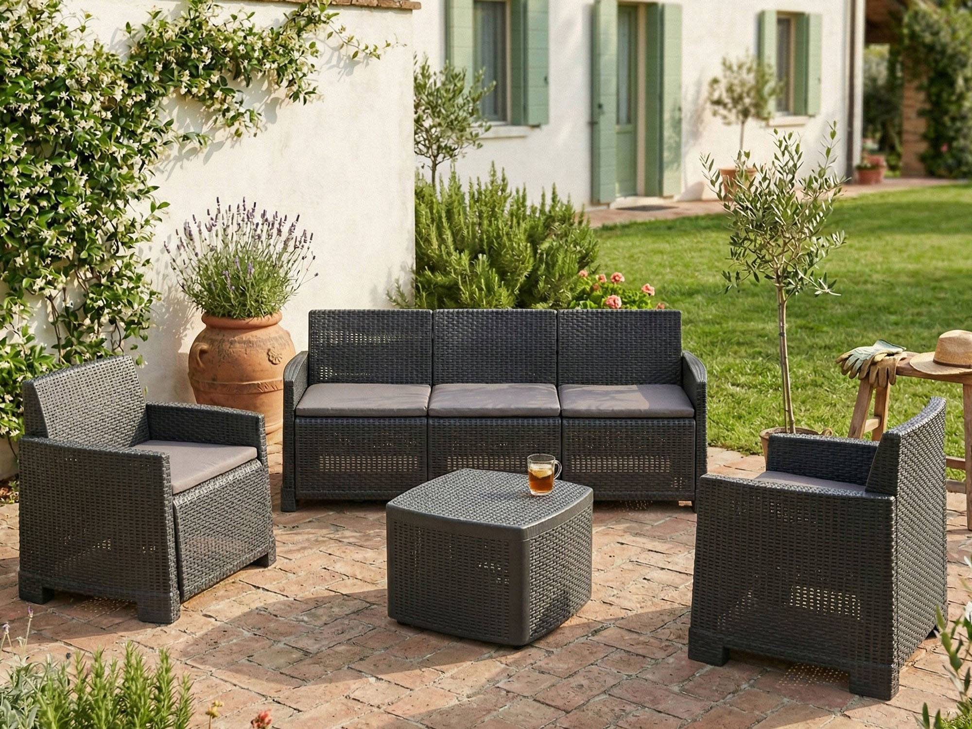 Dmora - Salon d'extérieur Alassio, Composition de jardin avec 2 fauteuils, 1 canapé et 1 table de rangement, Effet rotin avec coussins, Anthracite - Dmora - Imagen 4