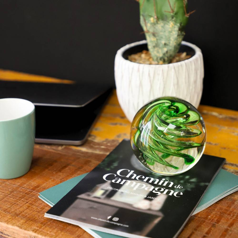 Presse papier sulfure "Tourbillons" en verre vert Ø.10 cm Chemin de campagne - Imagen 3