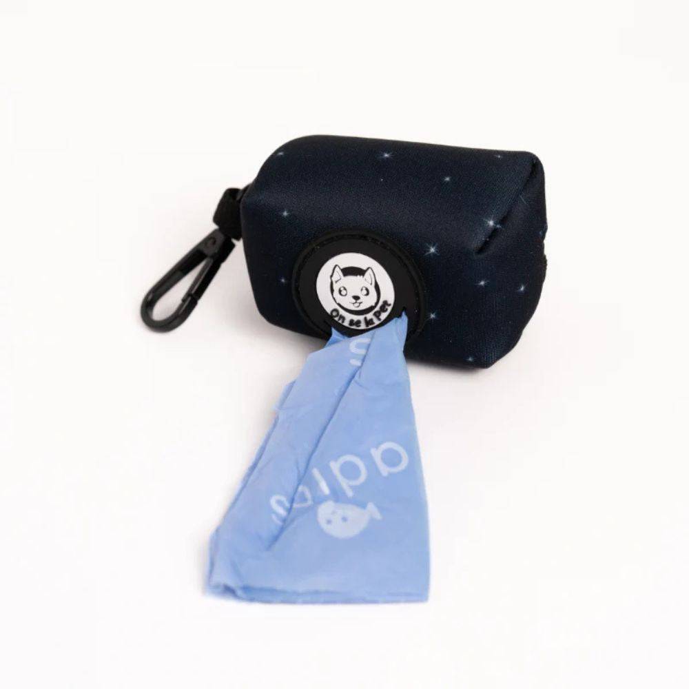 Distributeur de sacs à crottes (rouleau inclus) - Bleu Nuit  – On se la Pet - Image 1