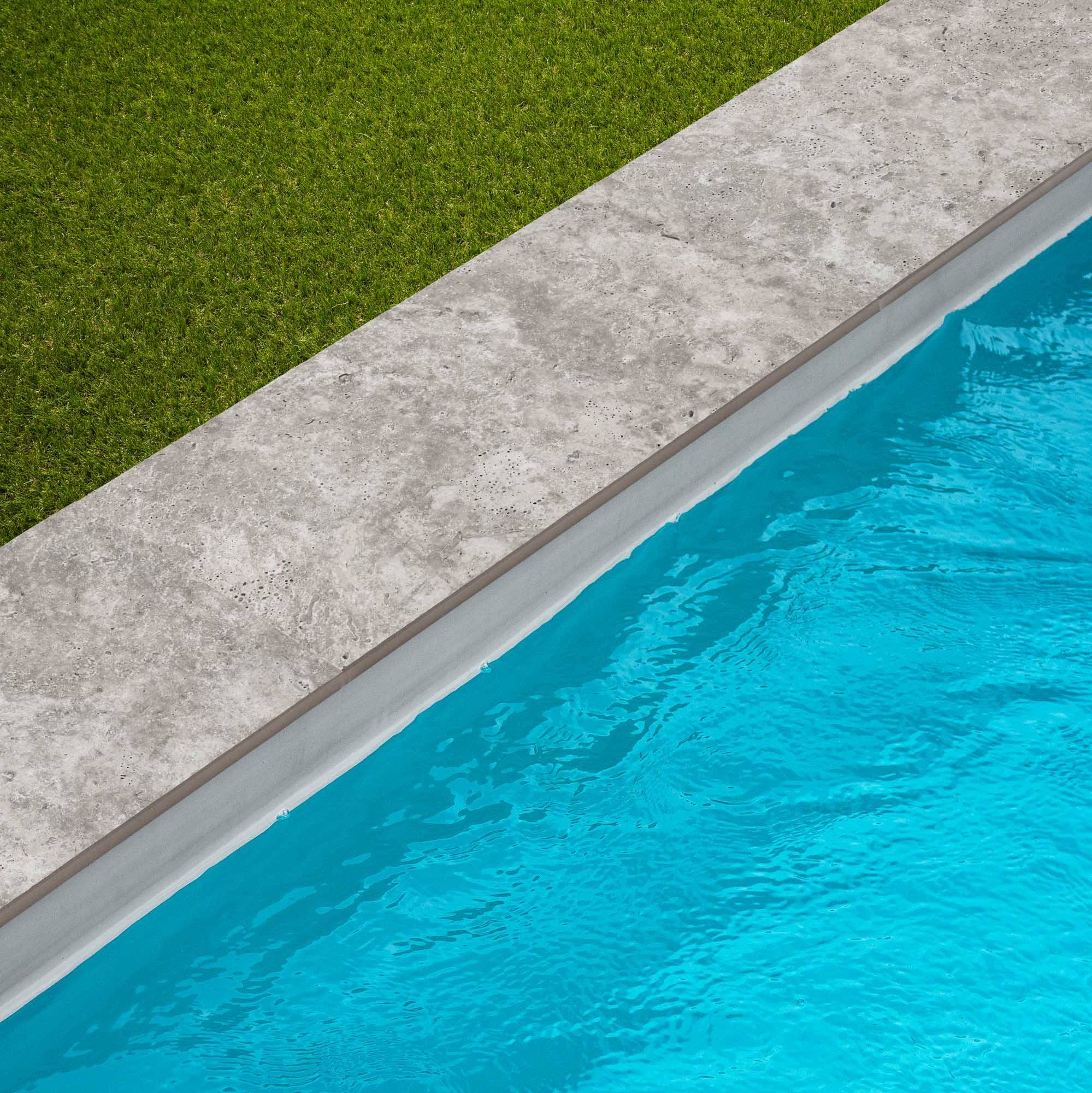 Margelle de piscine effet Travertin Gris 60x28x2 cm Bord Droit Pietra - RO'MA CARRELAGE - Image 1