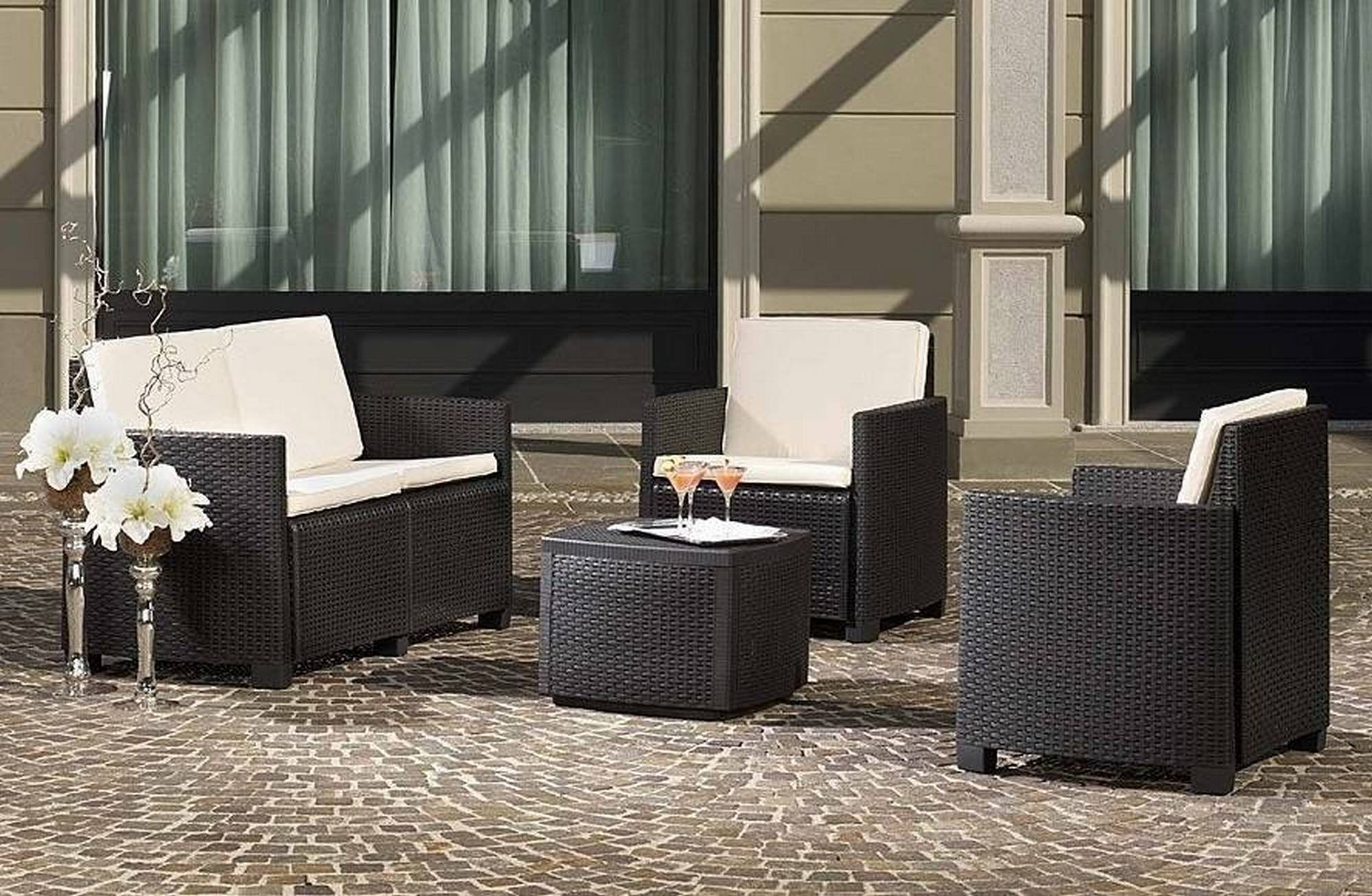 Dmora - Salon d'extérieur Catanzaro, composition de jardin avec 2 fauteuils, 1 canapé et 1 table de rangement, effet rotin avec coussins, Anthracite - Dmora - Imagen 4