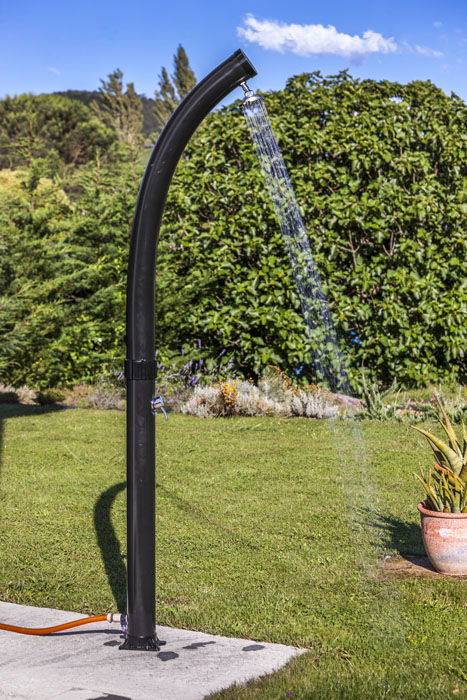 Gre Pools - Douche solaire courbée d'extérieur en PVC noir - 22 l - robinet réglable Gre Pools - Imagen 2
