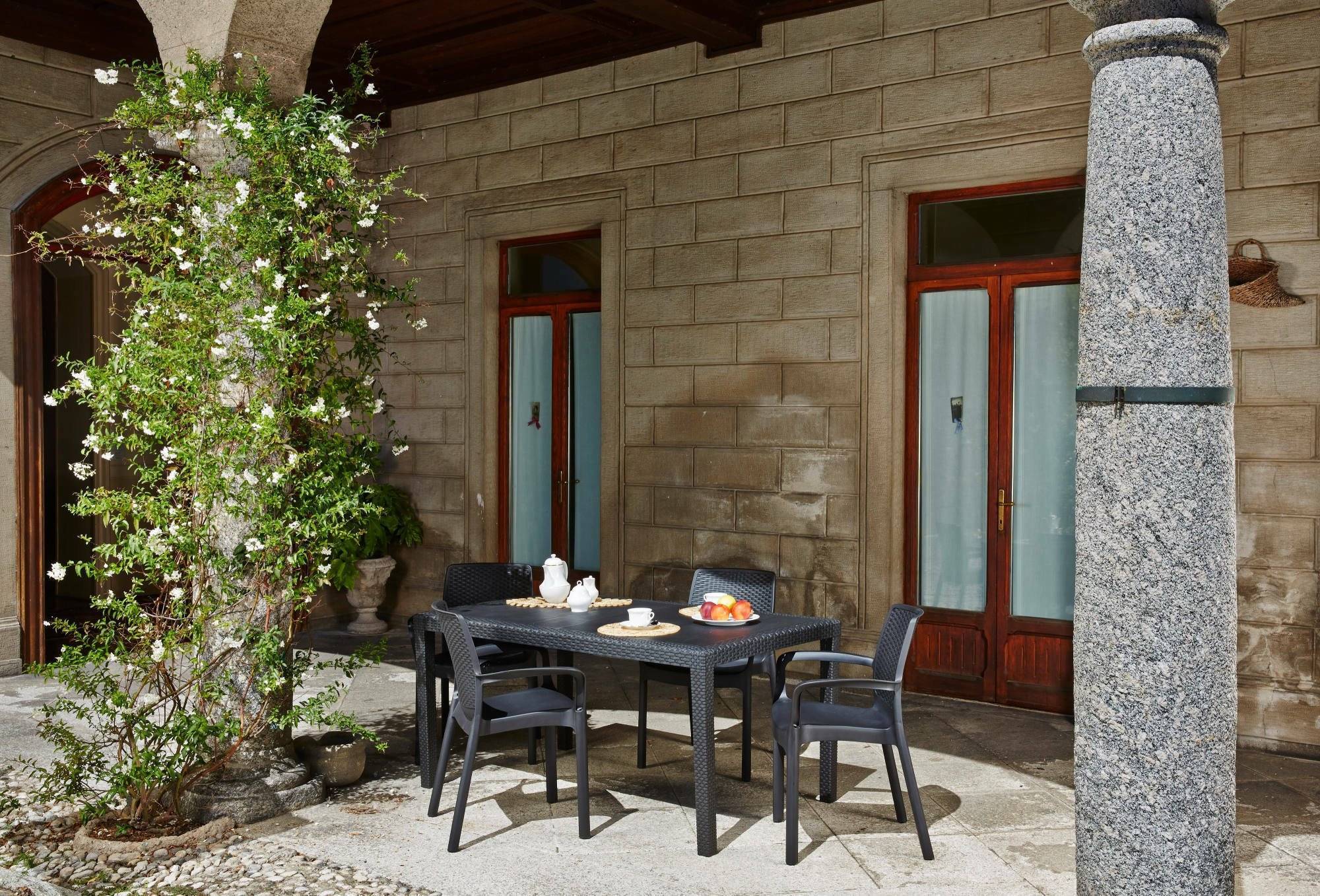 Dmora - Table d'extérieur Imola, Étagère rectangulaire fixe, Table de jardin polyvalente effet rotin, 100% Made in Italy, 138x78h72 cm, Anthracite - Dmora - Imagen 4