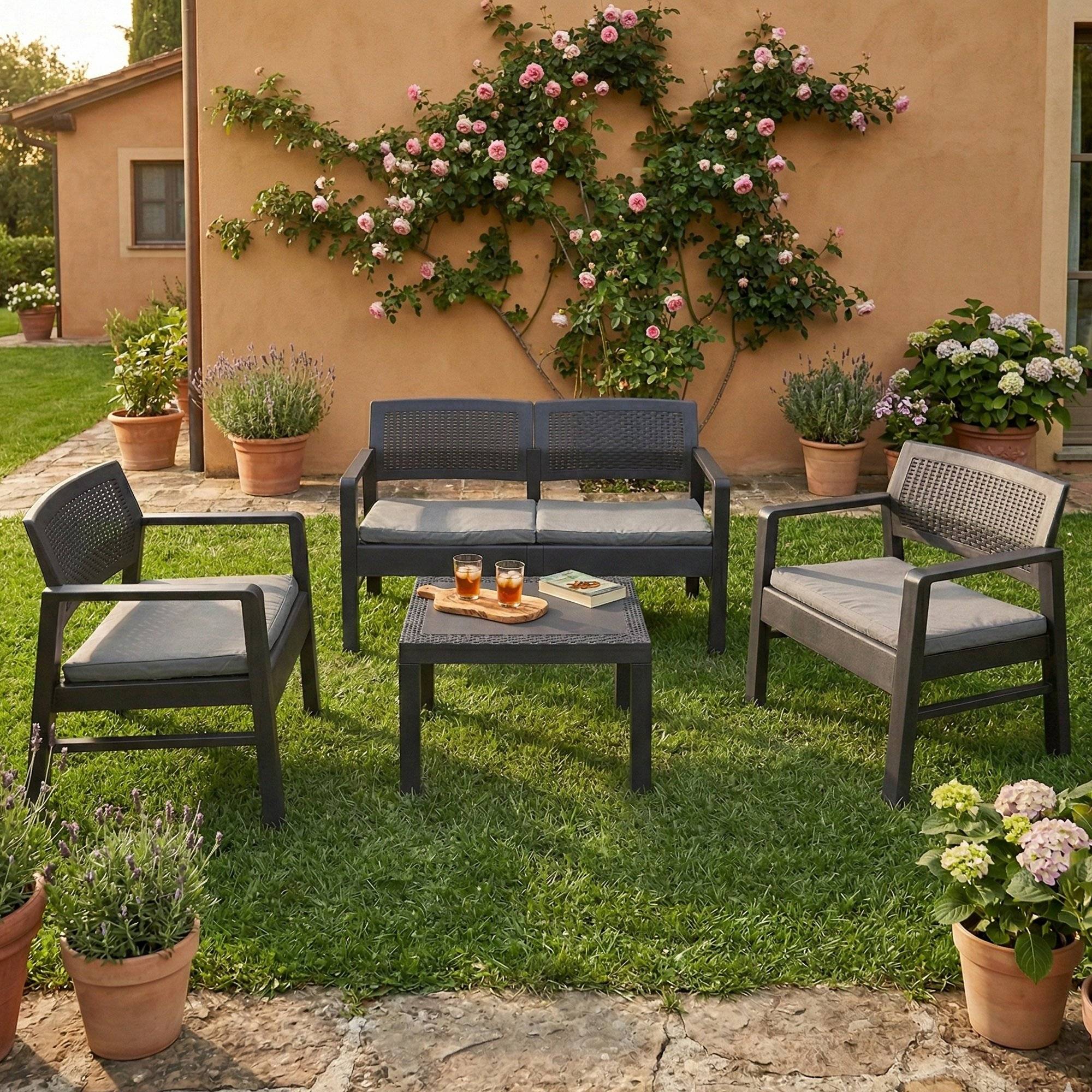 Dmora - Ensemble de salon d'extérieur Carpi, Composition de jardin avec 2 fauteuils, 1 canapé et 1 table, Salon effet rotin avec coussins, Anthracite - Dmora - Imagen 2