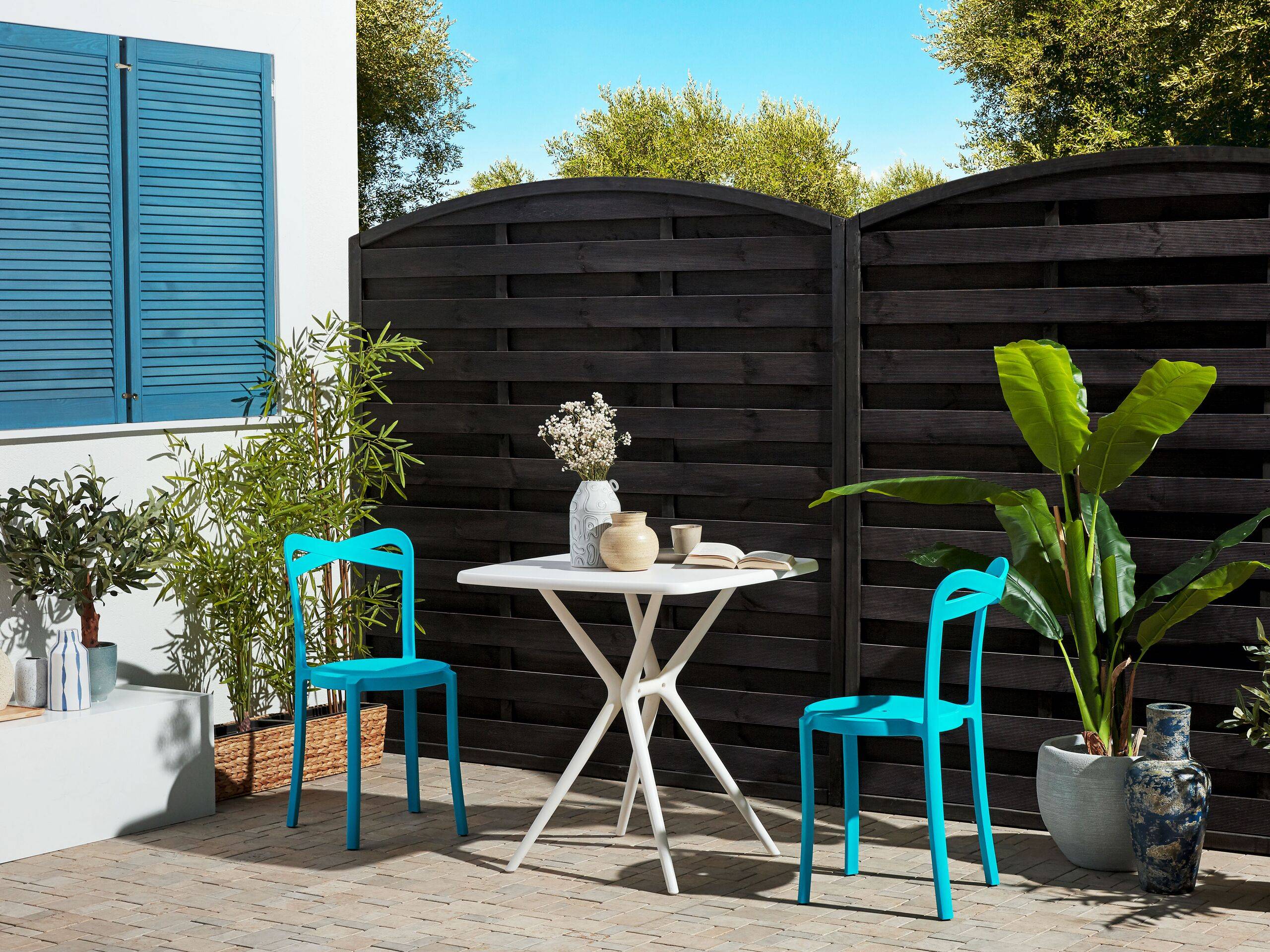 Beliani - Salon de Jardin Bistrot Bleu et Blanc Matière Synthétique pour 2 Personnes Table Carrée Légère en Intérieur et Extérieur Moderne - Imagen 2