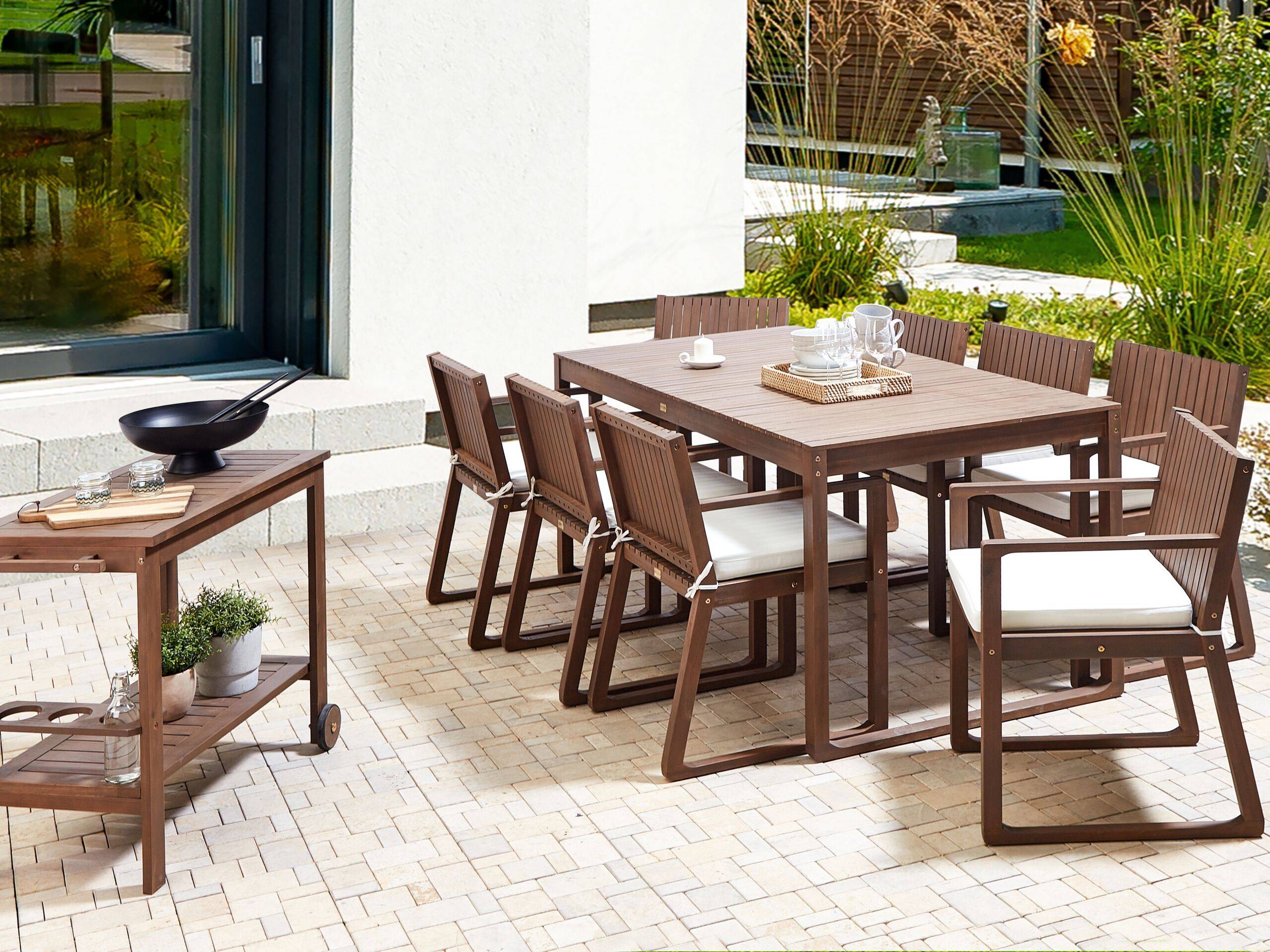 Beliani - Ensemble de Salle à Manger Extérieur Table en Bois d'Acacia Foncé 8 Chaises et Coussins Blanc Cassé Jardin Rustique - Imagen 2