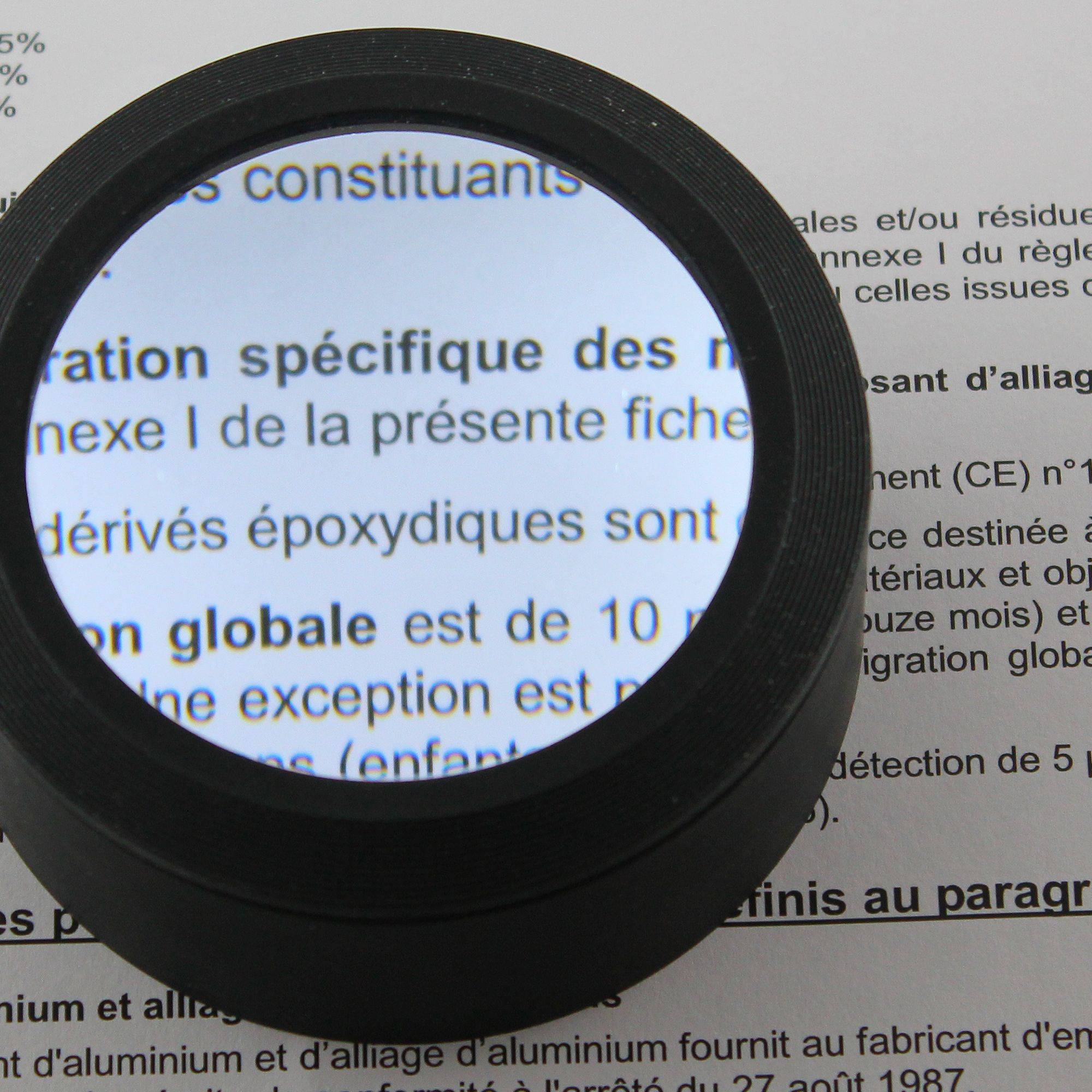 Loupe de lecture X5 FISHTEC Rétroéclairée 3 LED Compacte avec housse - Image 7