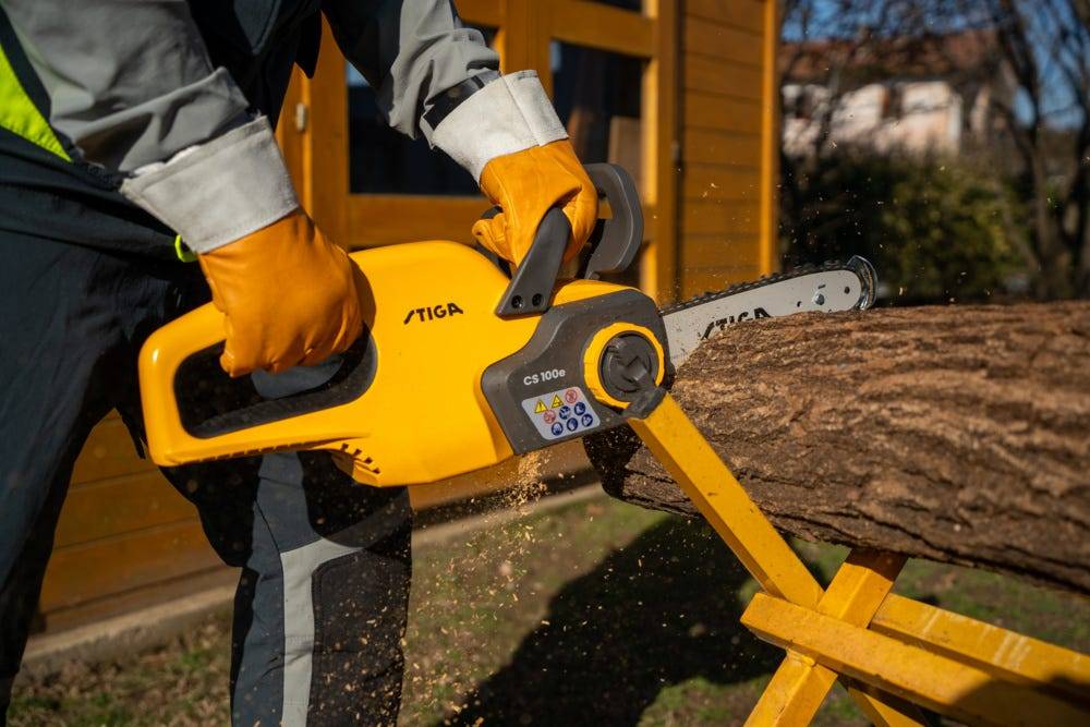 Stiga - Tronçonneuse CS 100e - Moteur 700 W, guide-chaîne 25 cm, largeur de coupe 160 mm, vitesse de chaîne 14,5 m/s, 3,7 kg, batterie et chargeur vendus - Image 8