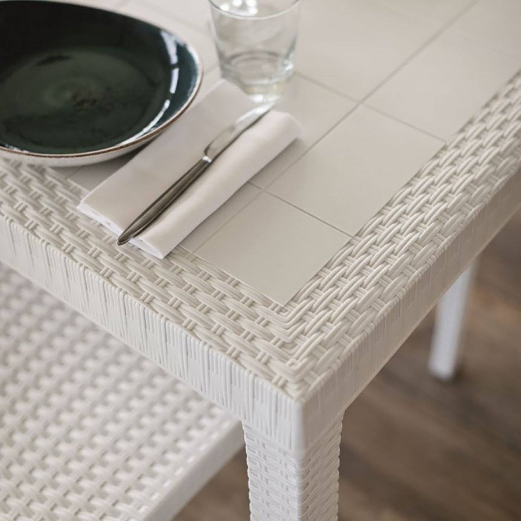 Dmora - Table d'extérieur Dguidon, Etagère carrée fixe, Table de jardin polyvalente effet rotin, 100% Made in Italy, 80x80h74 cm, Blanc - Dmora - Imagen 4
