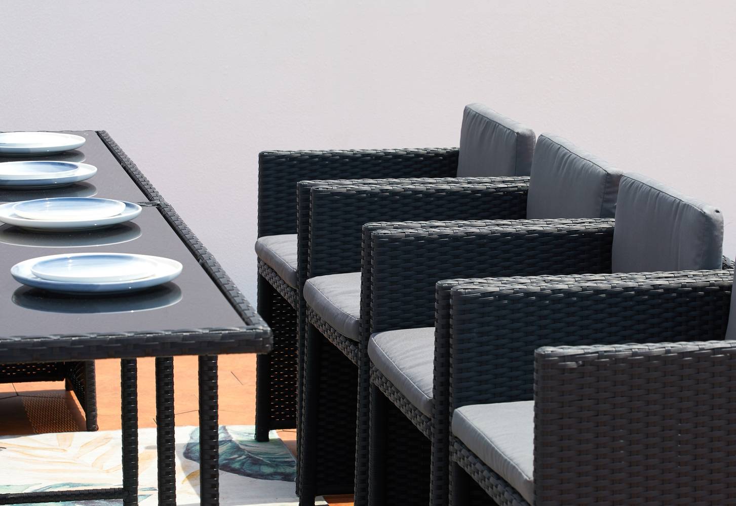 Table et chaises 6 places encastrables en résine noir-gris MIAMI - Image 4