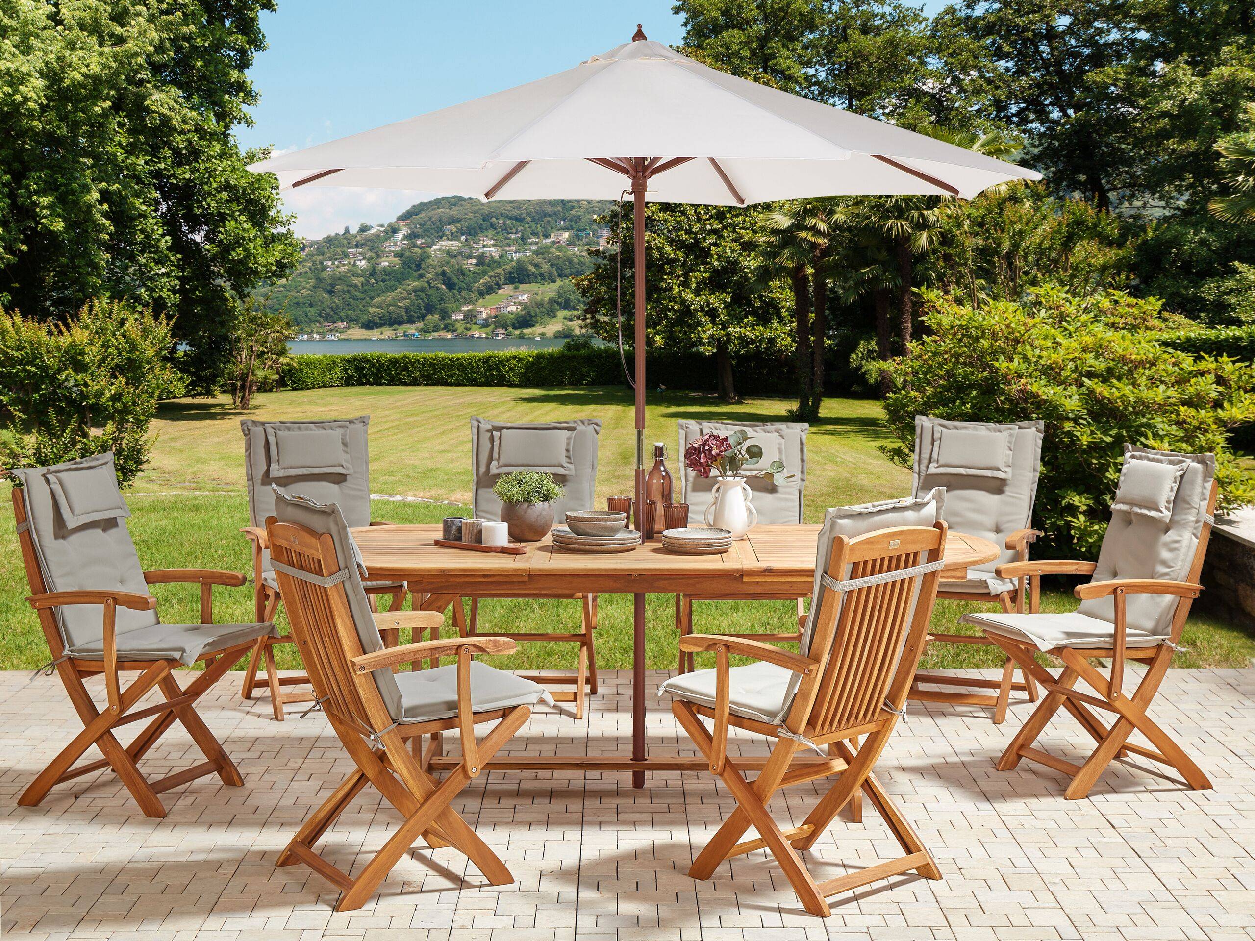 Beliani - Ensemble de Jardin avec Coussins Taupe en Bois d'Acacia Table et Chaises et Parasol 8 Places Style Rustique - Imagen 2