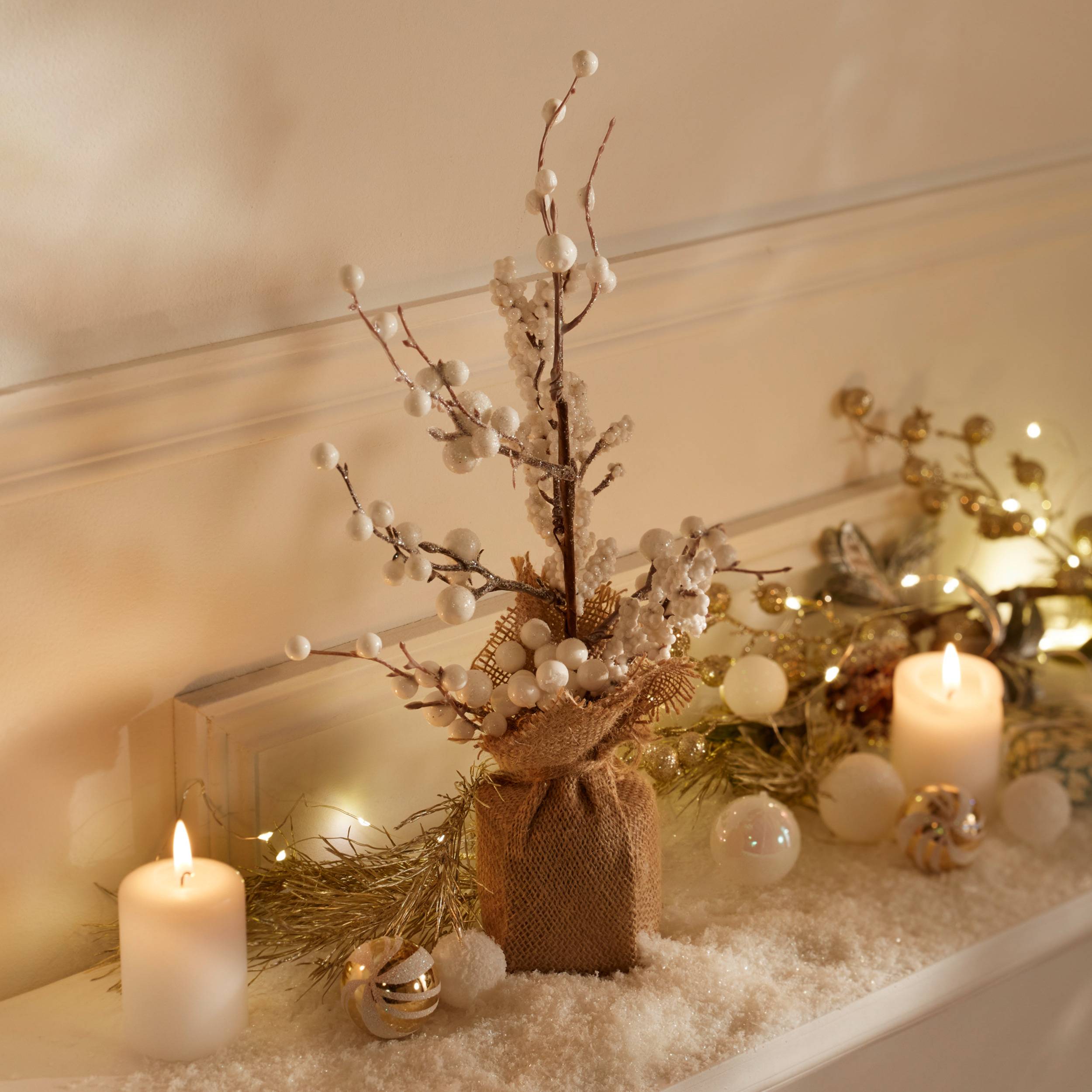 Feeric Christmas - Composition baies blanches base en jute H. 38 cm - Feeric Lights & Christmas - Image 1