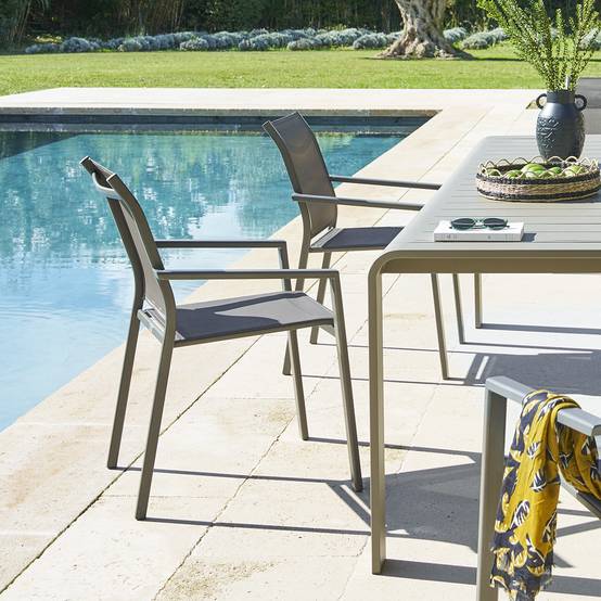 Hesperide - Fauteuil de jardin empilable "Essentia" wengé & praline en aluminium traité en epoxy Hespéride - Image 1