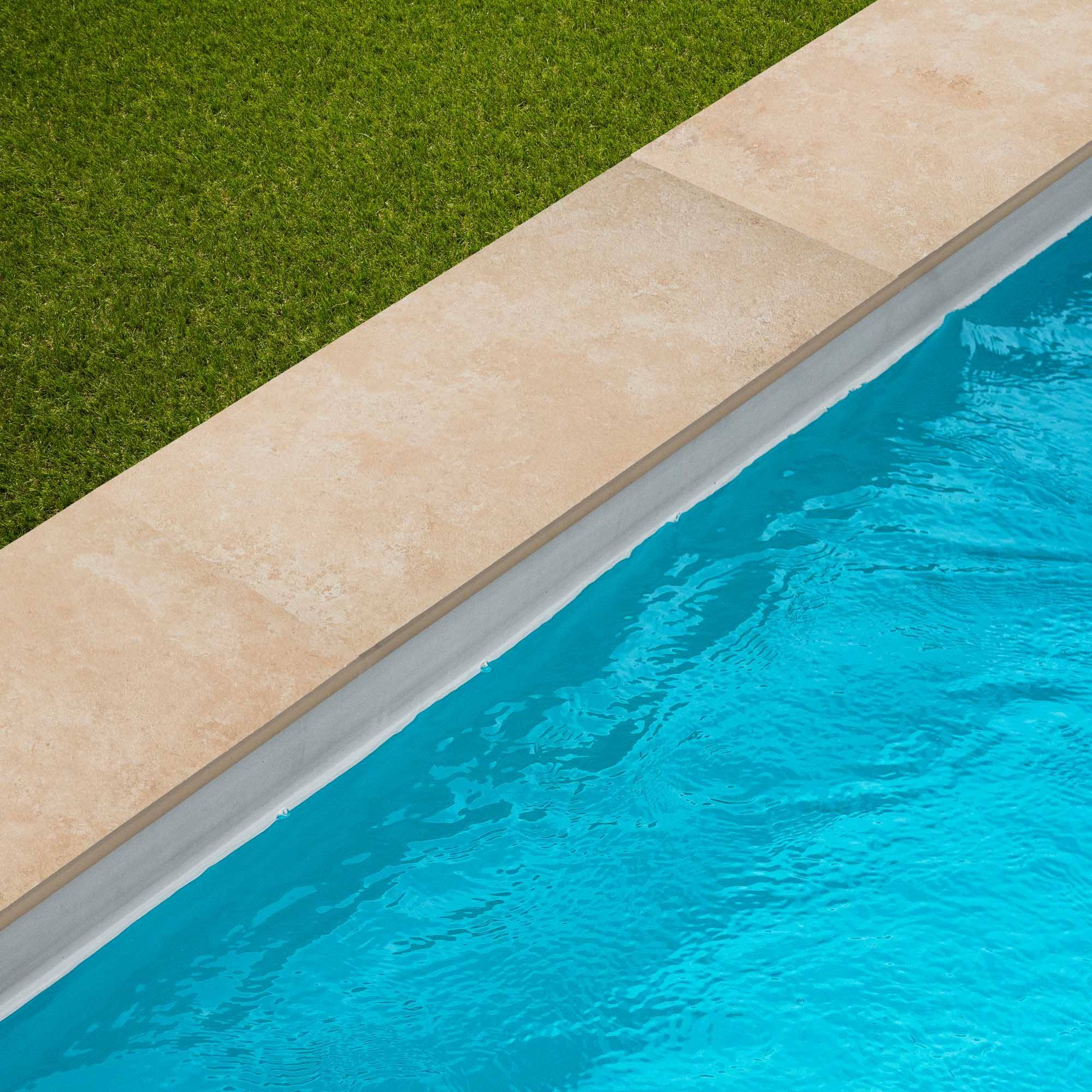 Margelle de piscine effet Travertin Nuancé 60x28x2 cm Bord Droit Pietra  - RO'MA CARRELAGE - Image 1