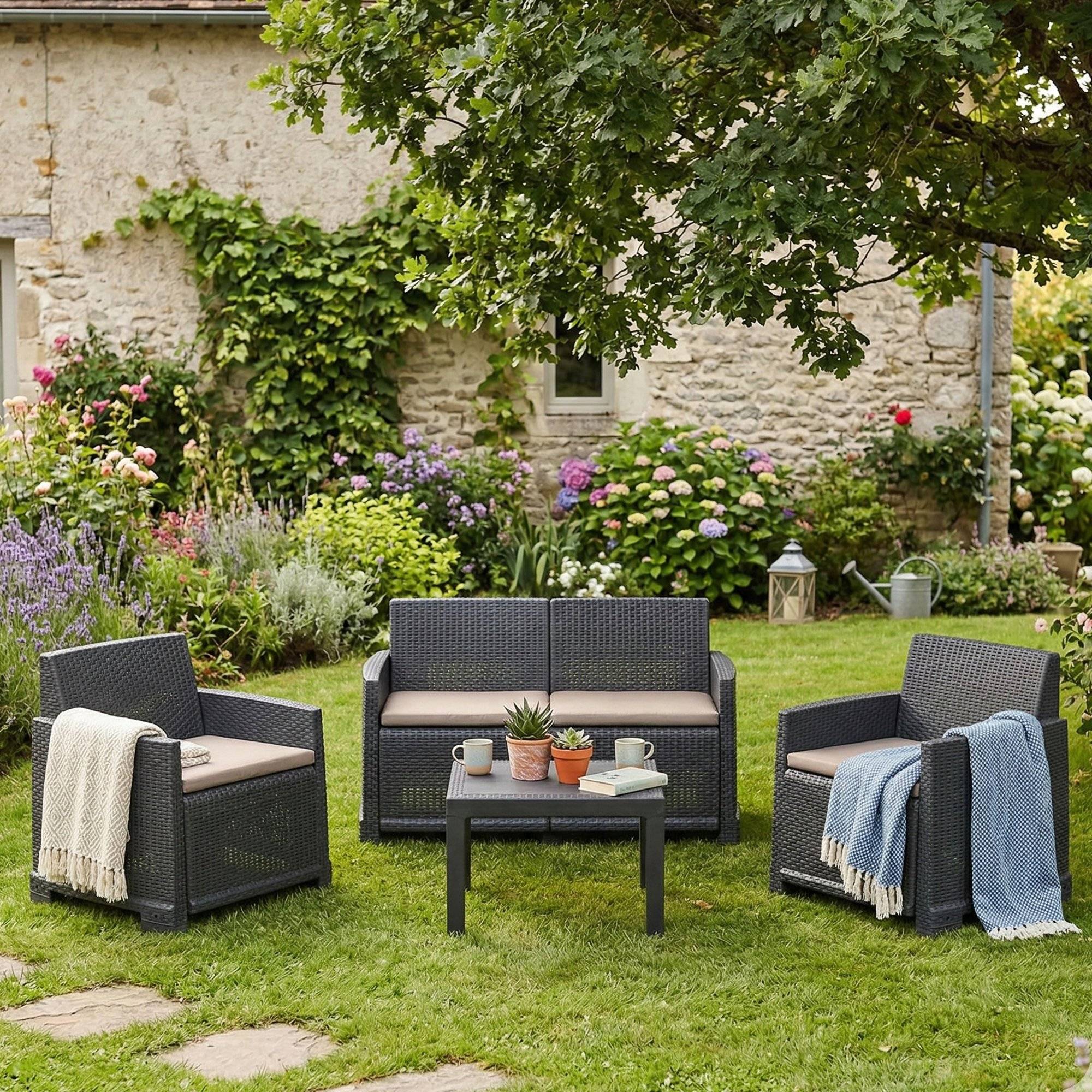 Dmora - Ensemble de salon d'extérieur Vieste, Composition de jardin avec 2 fauteuils, 1 canapé et 1 table basse, Effet rotin avec coussins, Anthracite - Dmora - Imagen 2