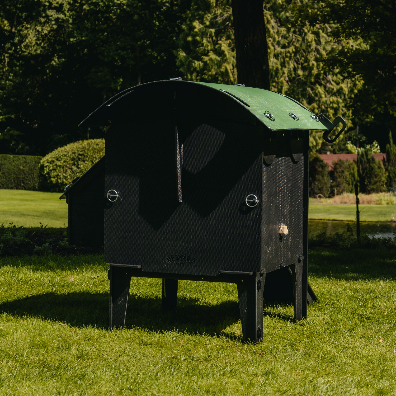 Poulailler sur pieds Nestera The Lodge – 3 poules – plastique recyclé anti poux rouges – garanti 25 ans - Image 4