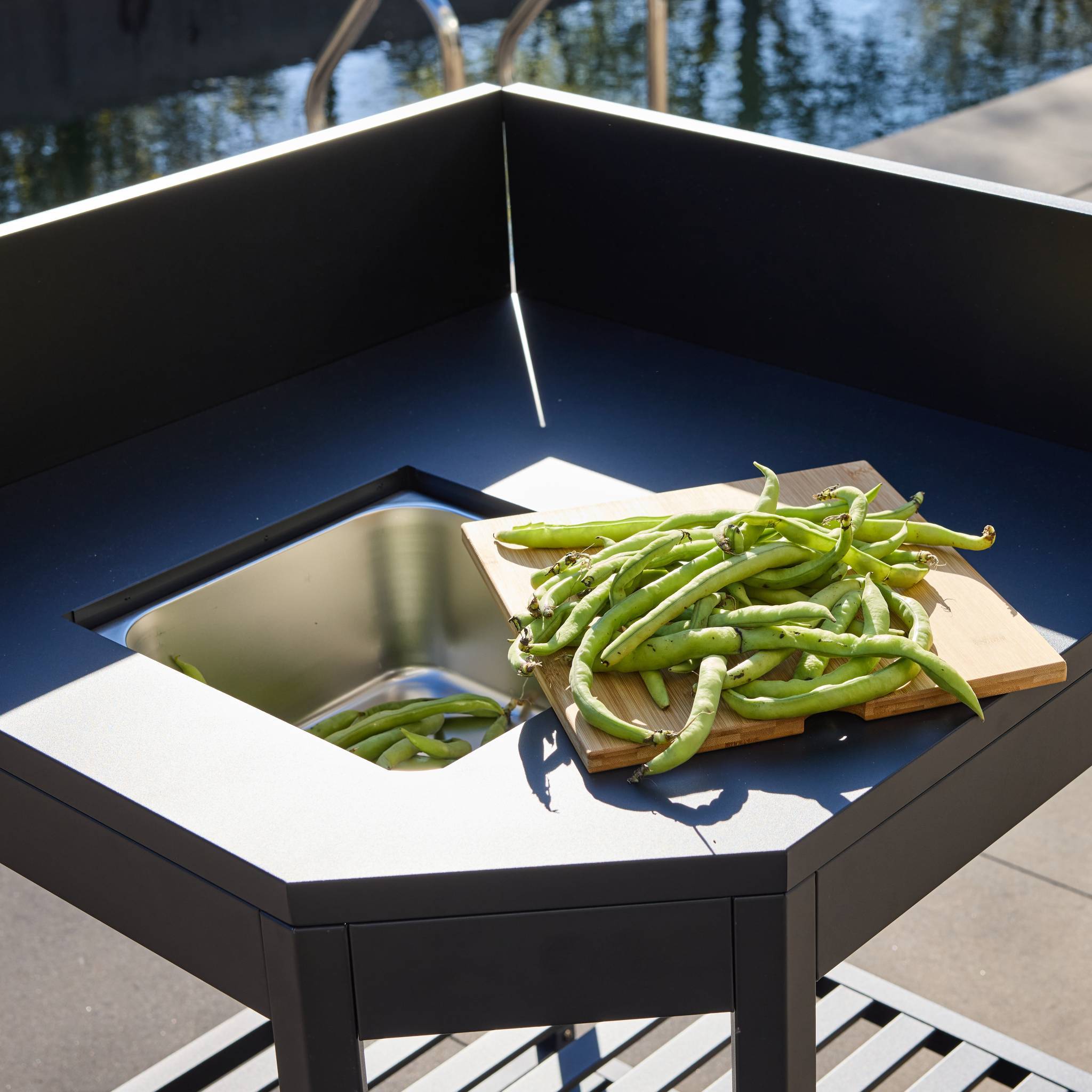 sweeek - Module d'angle cuisine extérieure acier avec bac à glaçons et planche en bois L80cm - Thira | sweeek - Image 3