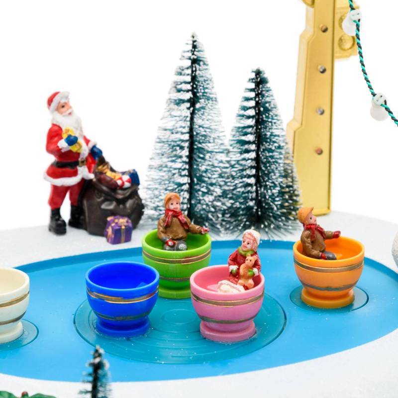 Lotti - Village de Noël Lumineux Paysage Enneigé Parc D'attraction Tasses en Mouvement Rotation 26xH20cm avec Musique à LED Lotti - Imagen 8