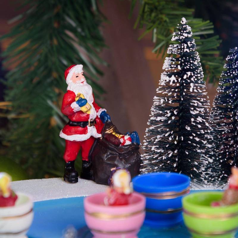 Lotti - Village de Noël Lumineux Paysage Enneigé Parc D'attraction Tasses en Mouvement Rotation 26xH20cm avec Musique à LED Lotti - Imagen 4