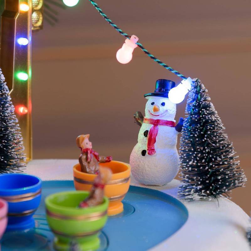 Lotti - Village de Noël Lumineux Paysage Enneigé Parc D'attraction Tasses en Mouvement Rotation 26xH20cm avec Musique à LED Lotti - Imagen 5