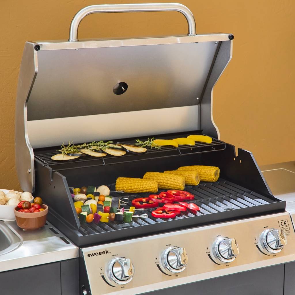 sweeek - Barbecue. cuisine extérieure gaz - D'Artagnan - Barbecue 5 brûleurs dont 1 feu latéral. inox et noir. évier. planche à découper bois. | sweeek - Image 1