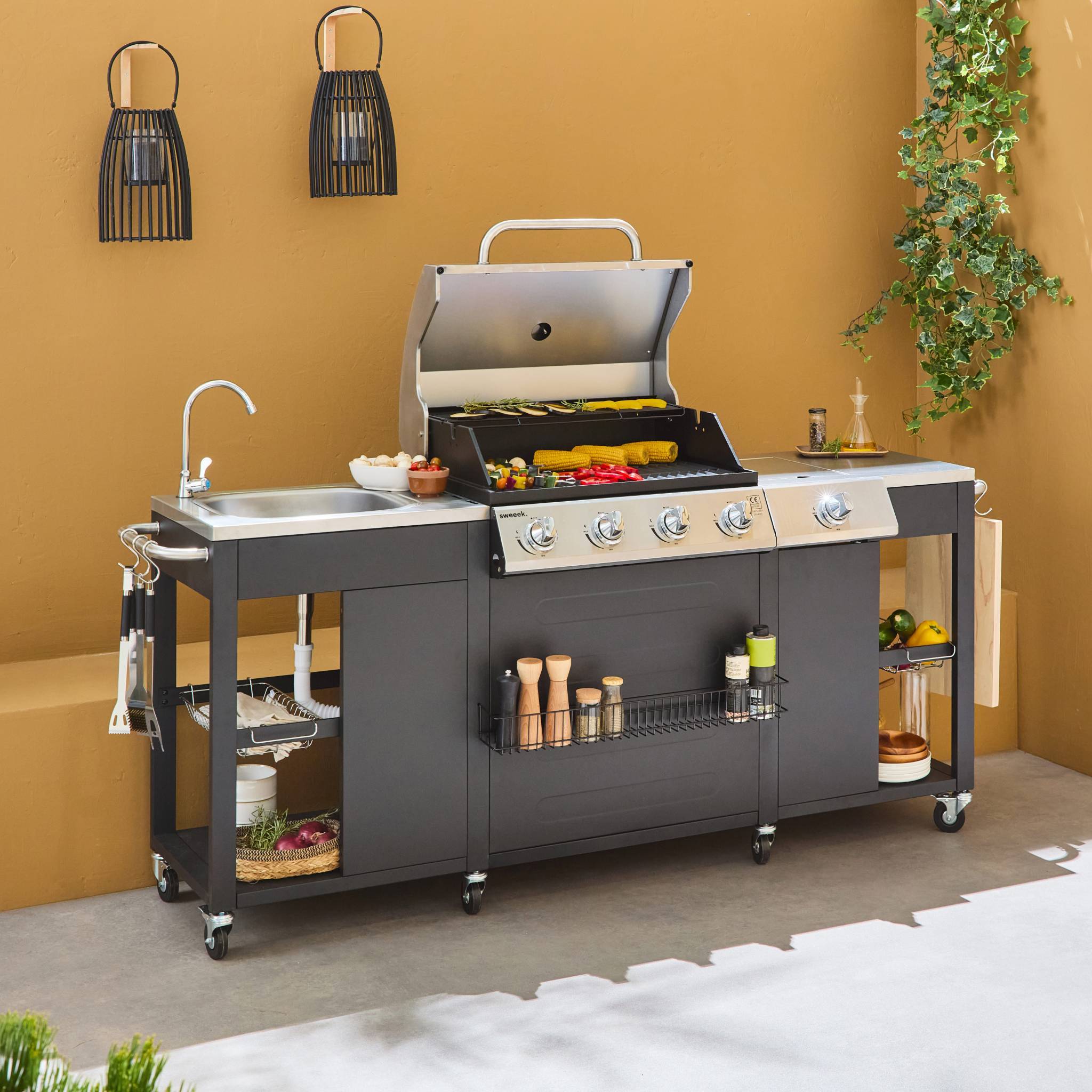 sweeek - Barbecue. cuisine extérieure gaz - D'Artagnan - Barbecue 5 brûleurs dont 1 feu latéral. inox et noir. évier. planche à découper bois. | sweeek - Image 3