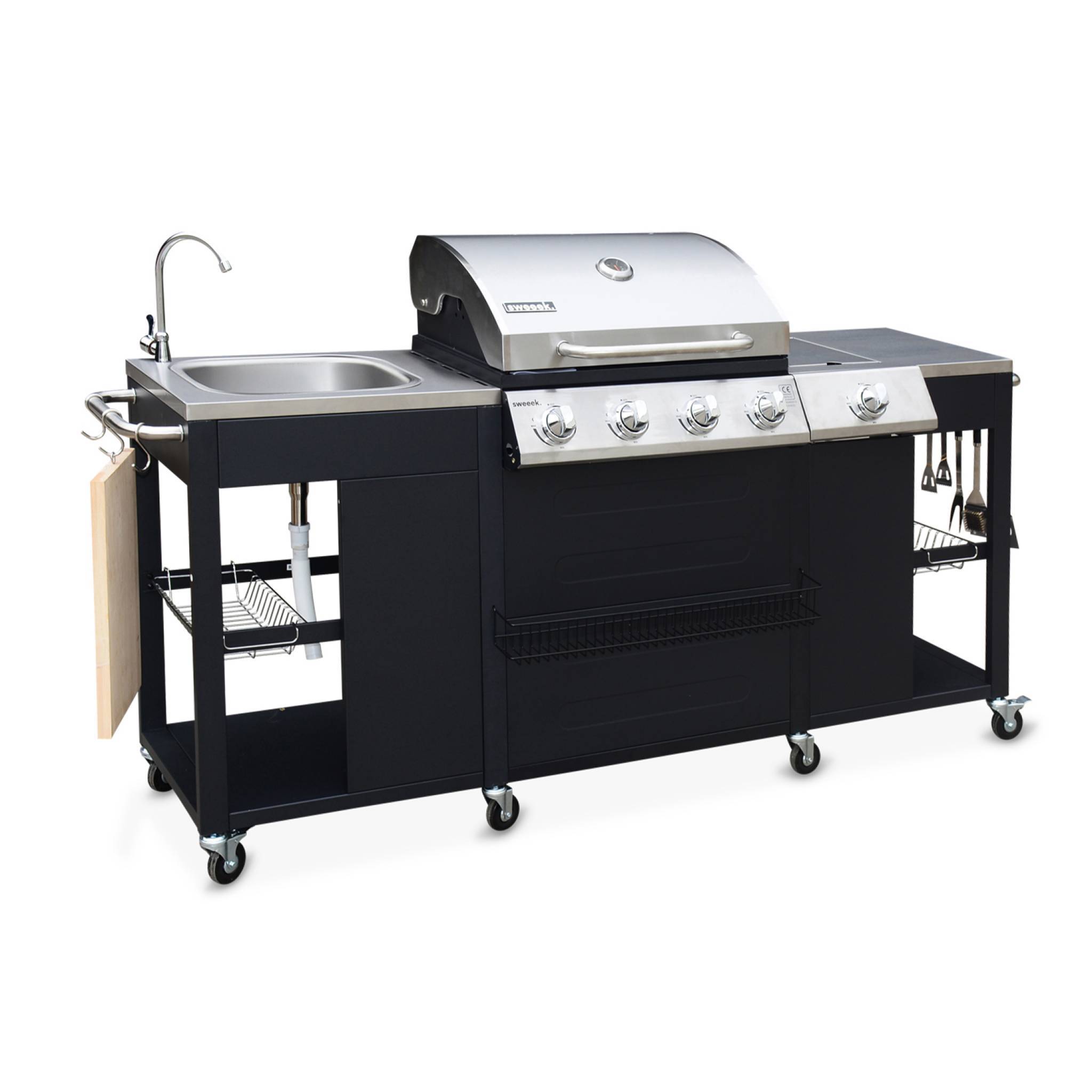 sweeek - Barbecue. cuisine extérieure gaz - D'Artagnan - Barbecue 5 brûleurs dont 1 feu latéral. inox et noir. évier. planche à découper bois. | sweeek - Image 2
