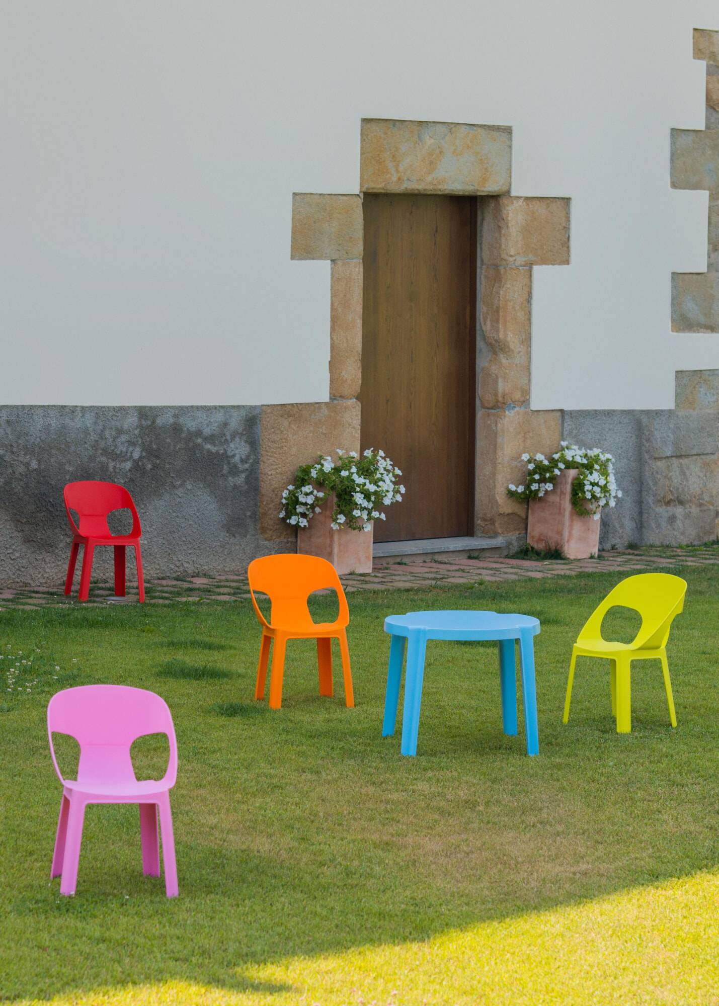 Set 2+1 chaises-table pour enfants intérieur, extérieur bleu ciel RITA garbar - Image 3