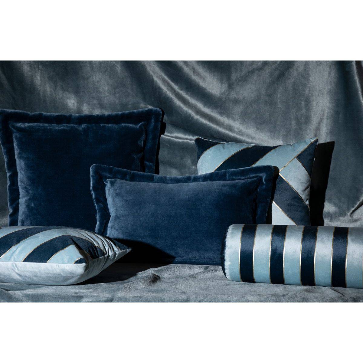 Atmosphera - Coussin décoratif Velours Bleu 2 tons avec bande dorée 40 x 40 cm - Imagen 4