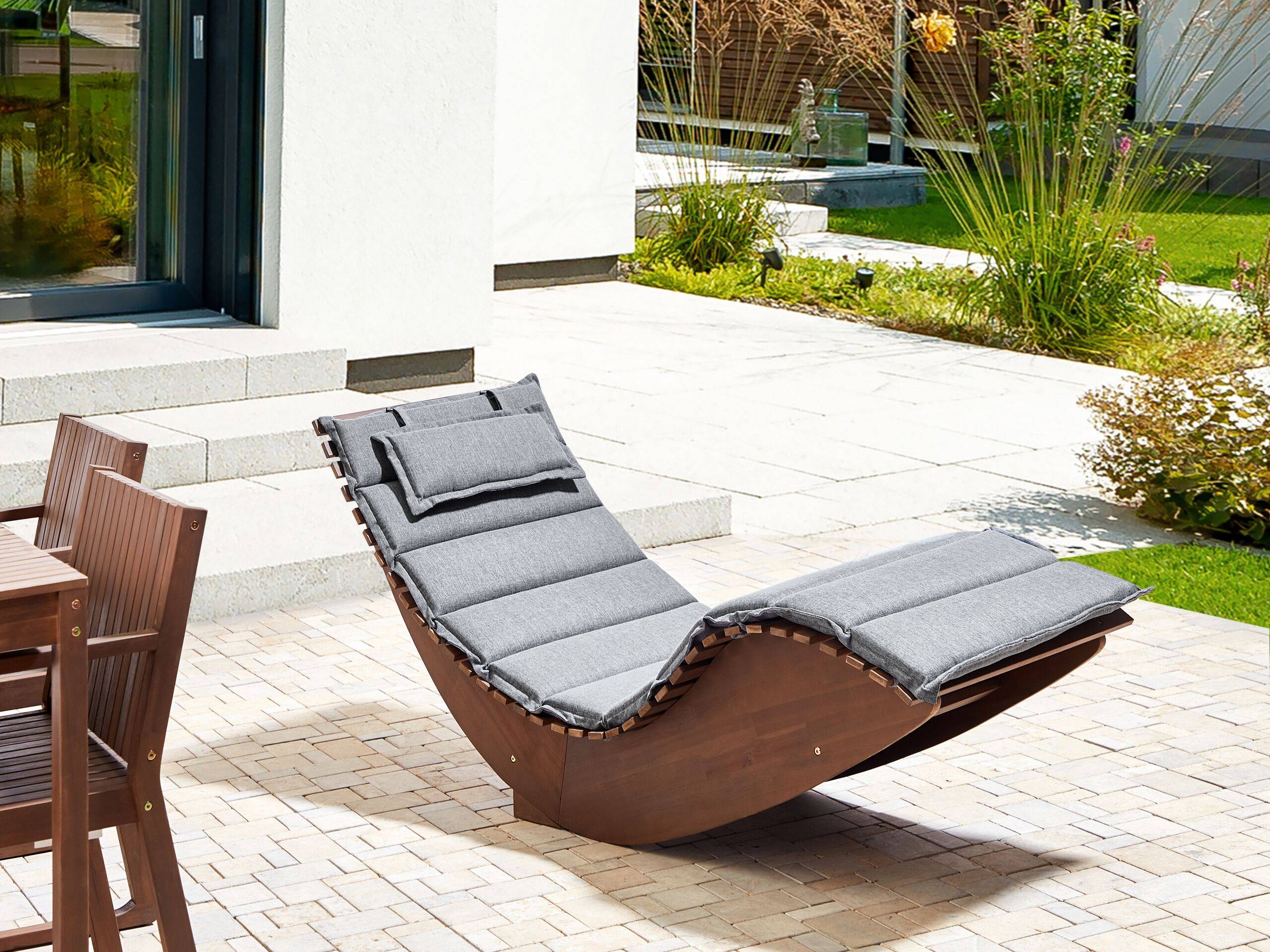 Beliani - Chaise Longue à Bascule Bois Foncé en Bois d'Acacia avec Coussin Gris Patio Terrasse Jardin à Lattes - Imagen 2