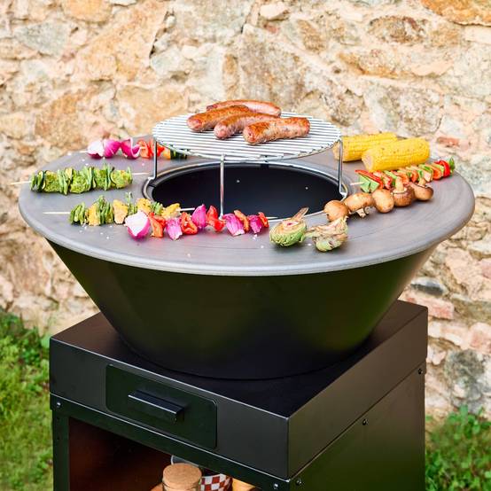 sweeek - Brasero barbecue Ø 81,5 cm avec grille de cuisson acier chromé et rangement bois pour 6 à 8 personnes – Sweek - Image 3