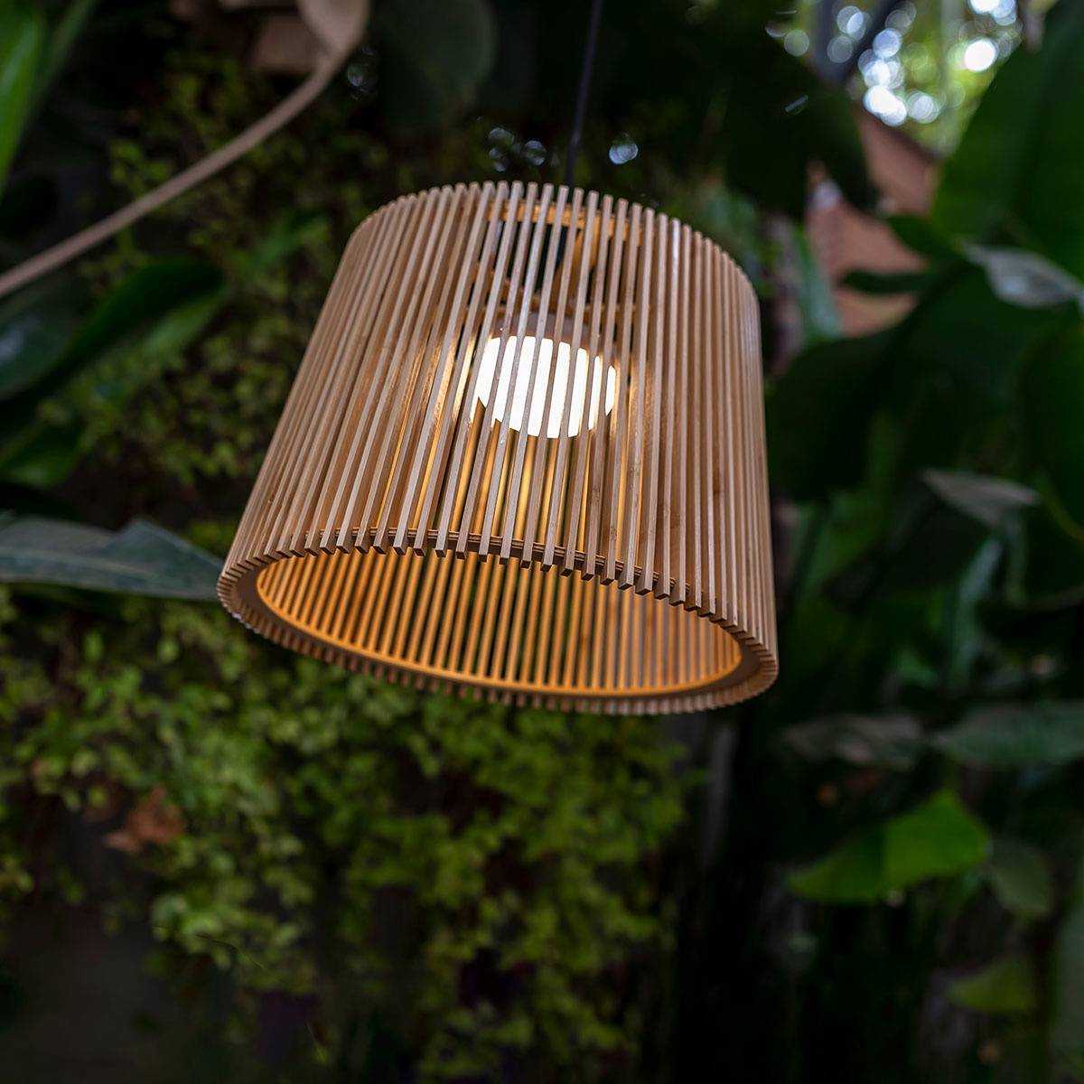 Lampe suspendue avec lumière LED chaude et batterie rechargeable. Fabriquée en Espagne avec des fibres naturelles. OKINAWA HANG - Imagen 2