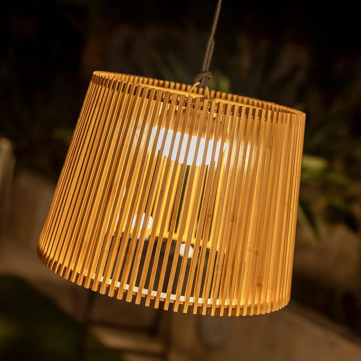 Lampe suspendue avec lumière LED chaude et batterie rechargeable. Fabriquée en Espagne avec des fibres naturelles. OKINAWA HANG - Imagen 3