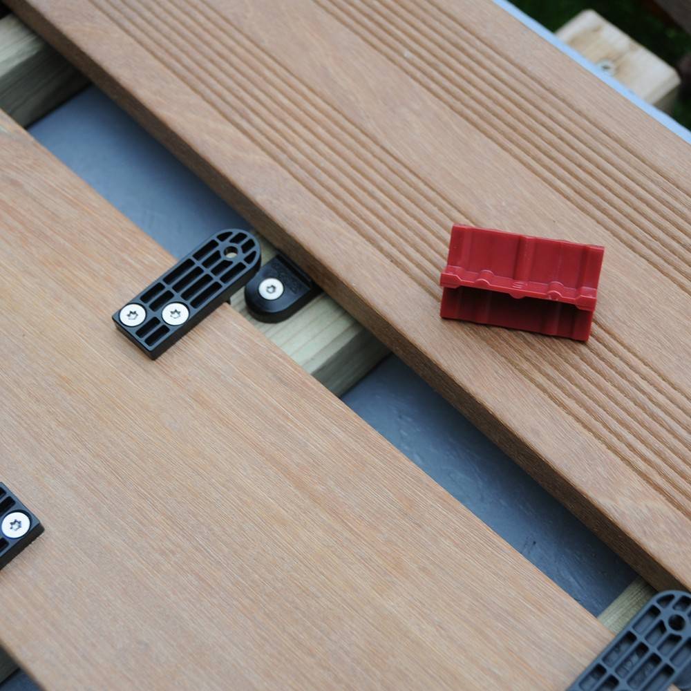 Decklinea - Clip Terrasse universelle D-LOCK - 110 clips + Vis + Gabarit de perçage + Espaceur de lames - Lame de Terrasse Bois et Composite - Imagen 4