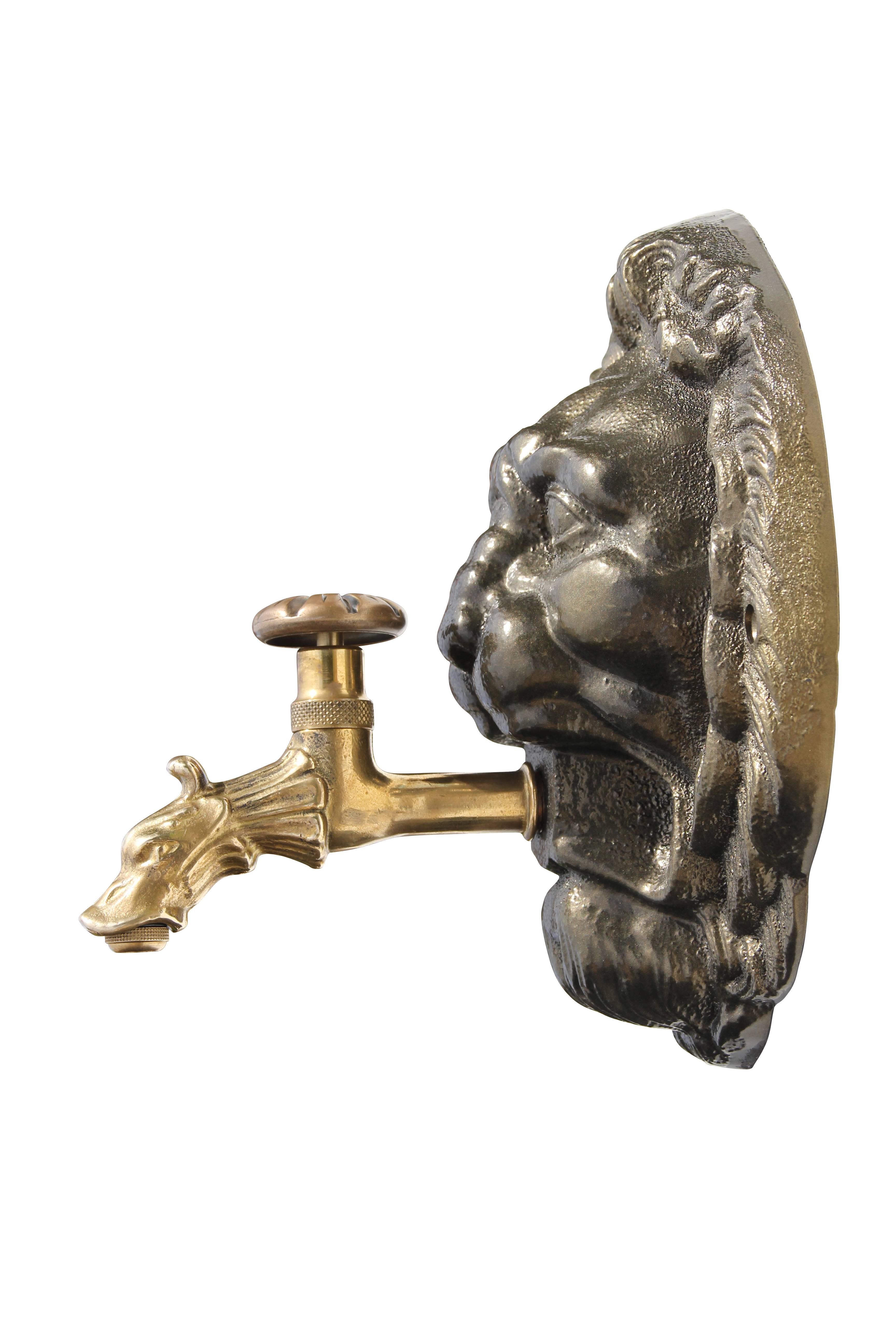 Fontaine coquille au lion vieux bronze avec robinet colvert Dommartin H. 54cm X L. 38cm - Imagen 2