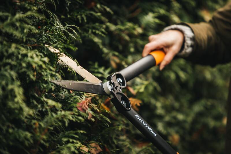 Fiskars - Tijeras para setos con cremallera central HS72 - Imagen 2