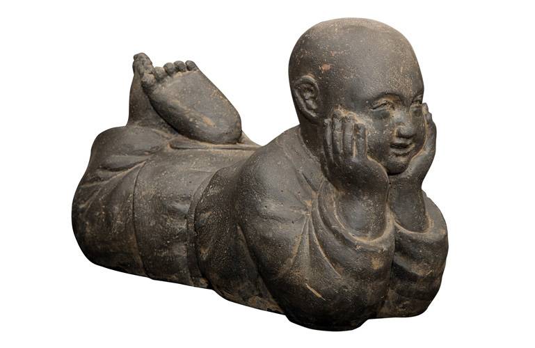 Statue moine couché pierre reconstituée – DECORIALE - Image 1