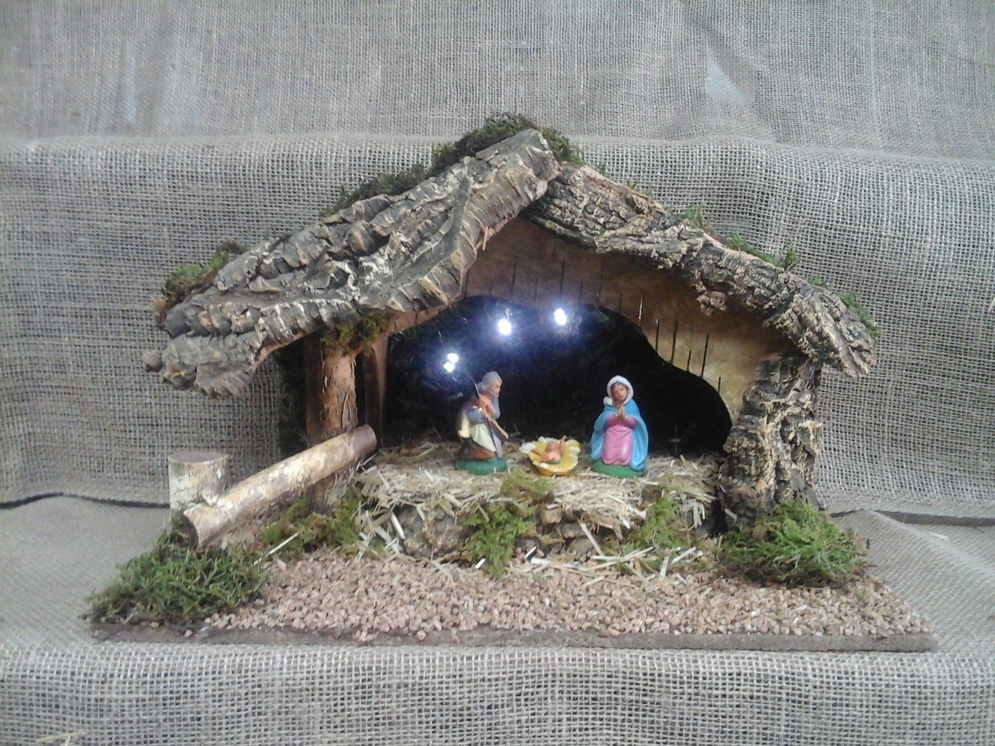 Crèche avec 3 santons et lumière LED L.43 x l.25 x H.25 cm