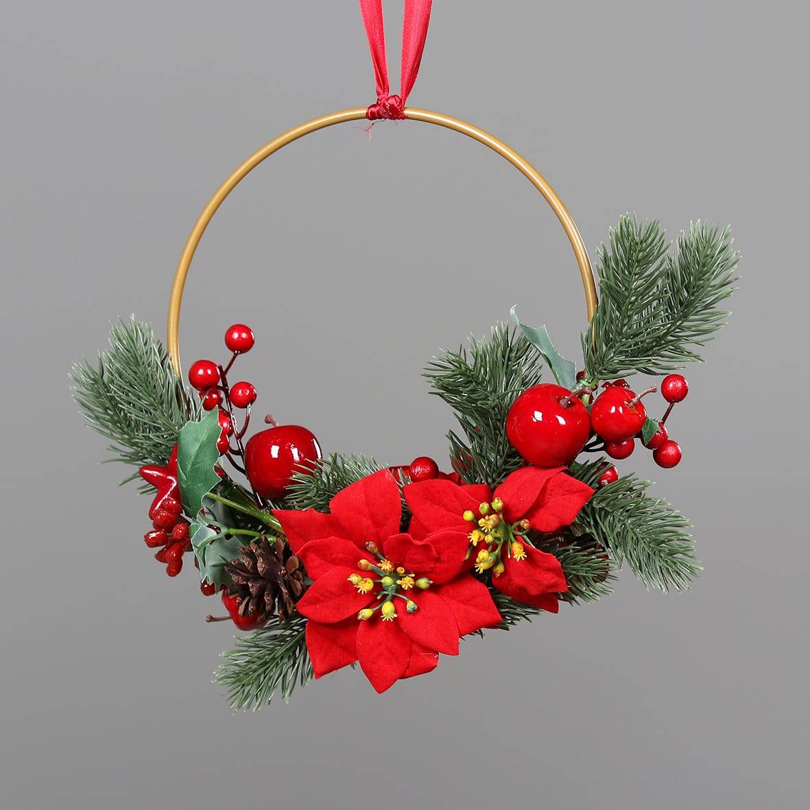 Panier de Noël artificiel à suspendre avec boules de Noël rouges et vertes en pin réaliste à suspendre pour extérieur, cour, porche, décoration de 40 x 20 cm
