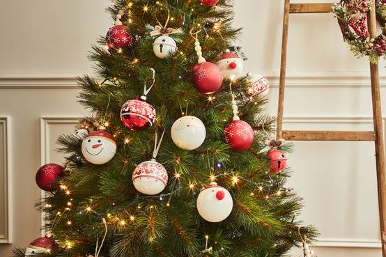 Couronne Colorée Pour Le Nouvel An. Une Brindille D'arbre, Des Couronne Colorée Pour Le Nouvel An. Une Brindille D'arbre, Des