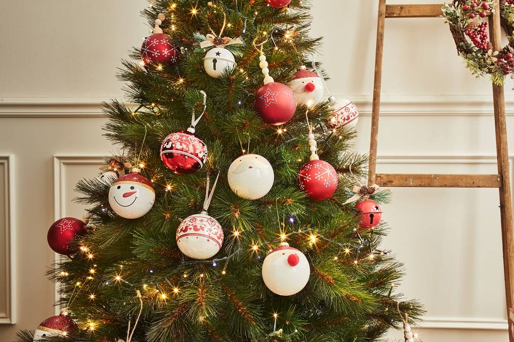 Couronne Colorée Pour Le Nouvel An. Une Brindille D'arbre, Des