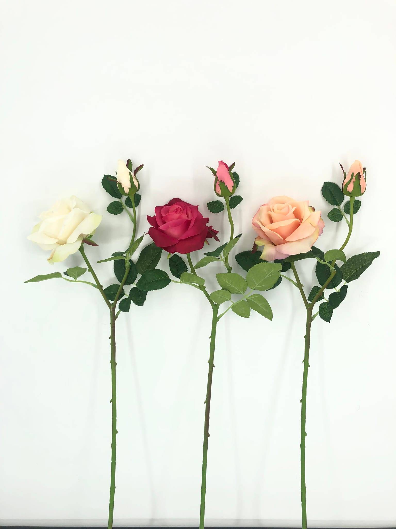 Rama de rosa abierta color crema artificial de 68 cm