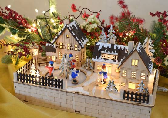 Blachere Illumination - Village en Bois avec LED piles/secteur L.35 x l.19,5 x H.18 cm - Image 2