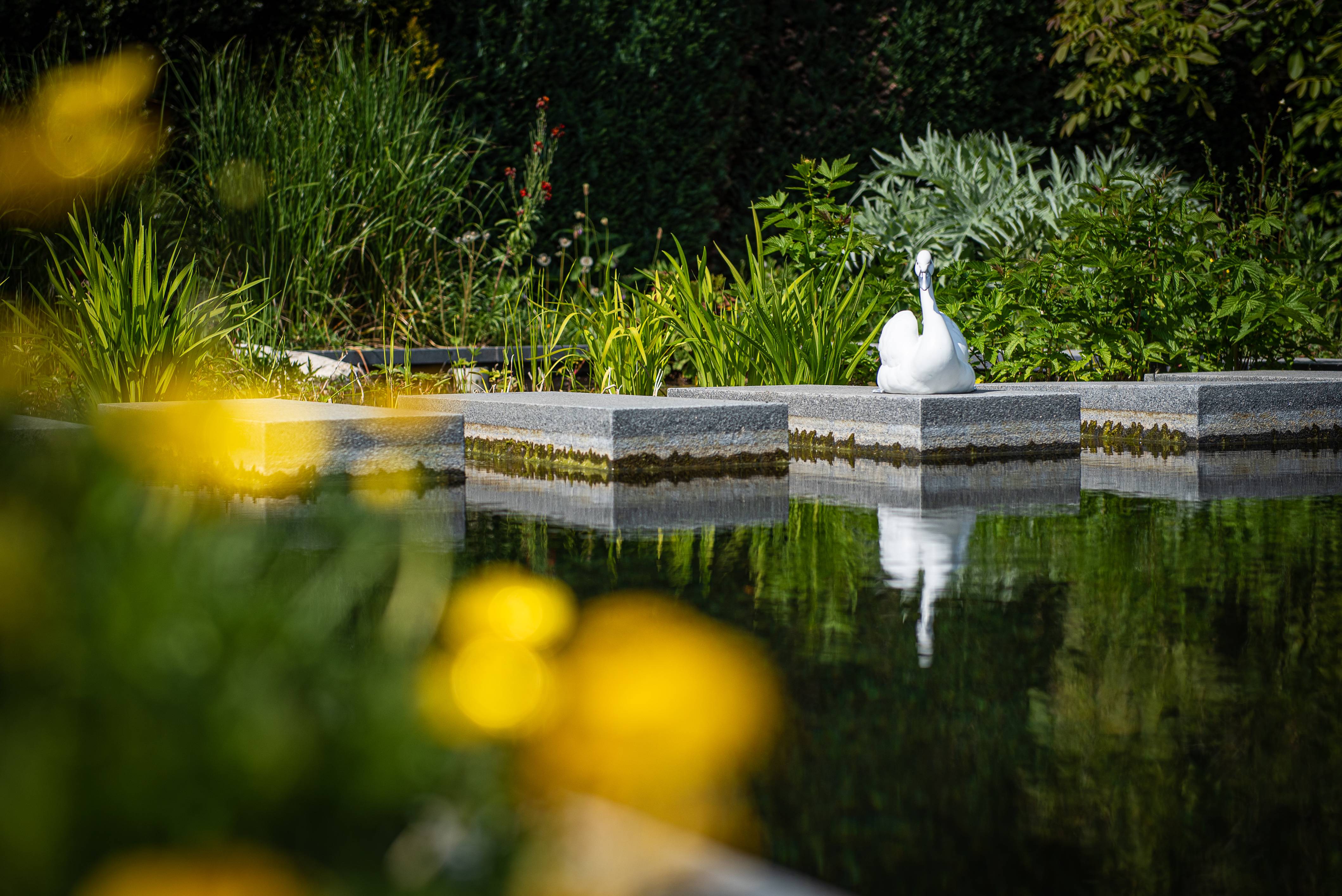Garden ID - Garden ID - Cygne en plyrésine L.35 x l.20 x H.29 cm - Imagen 2