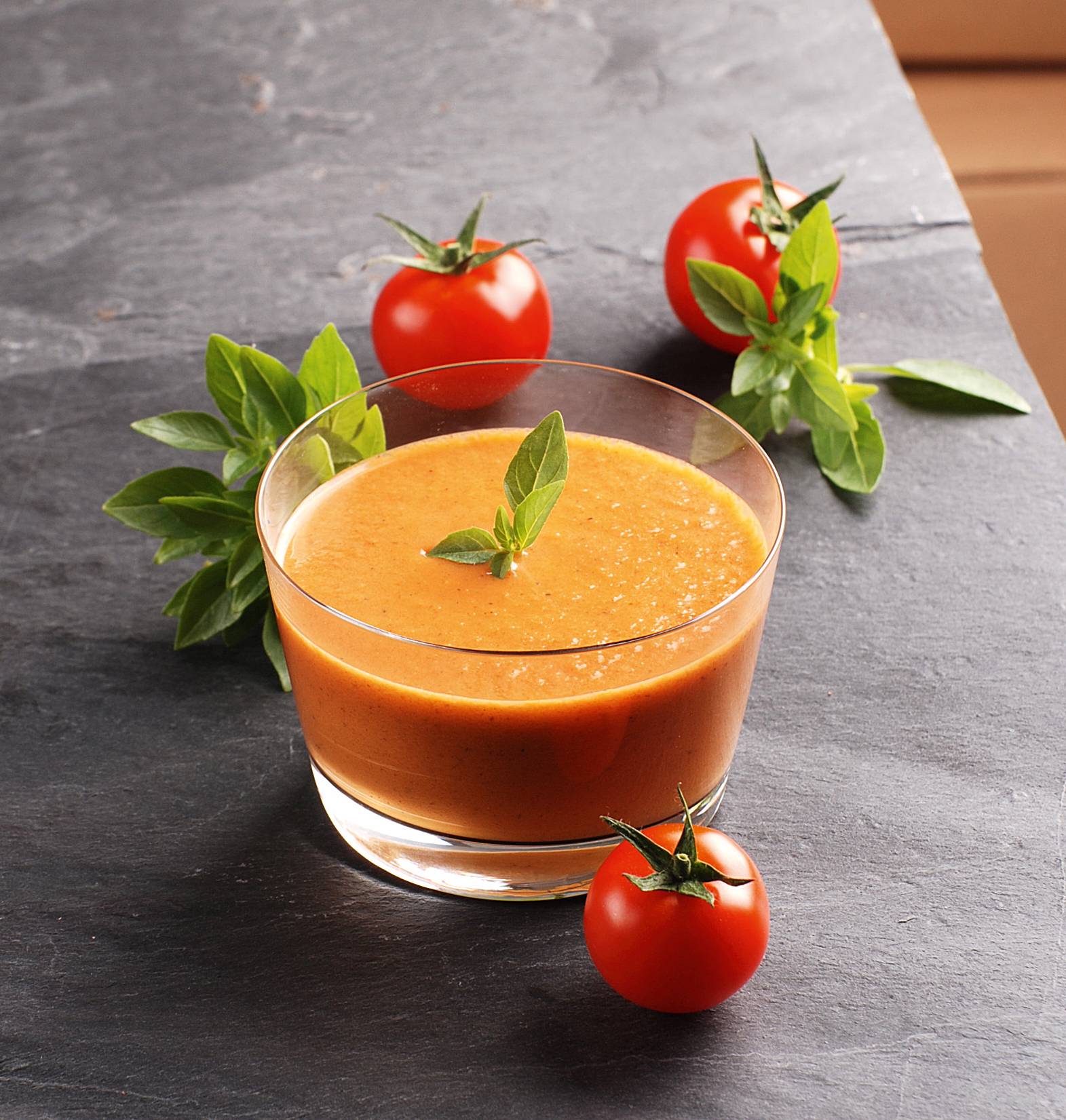 Soupe traditionnelle élaborée en saison avec des légumes frais à maturité - Imagen 2