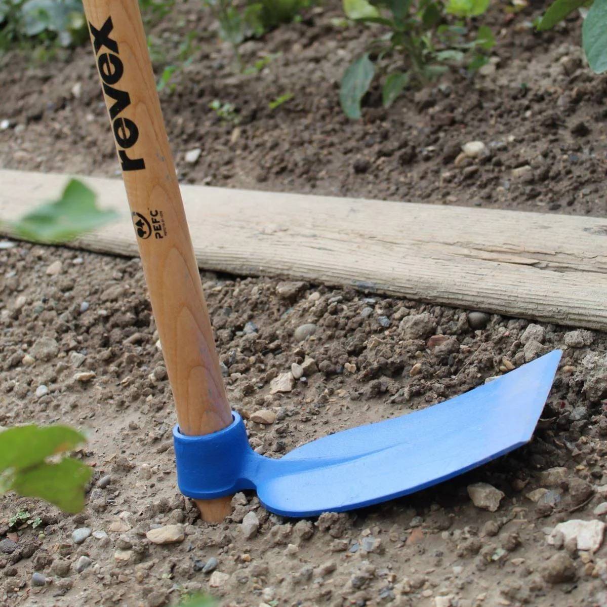 Azada forjada de acero templado con mango de madera 115 cm REVEX - Imagen 2
