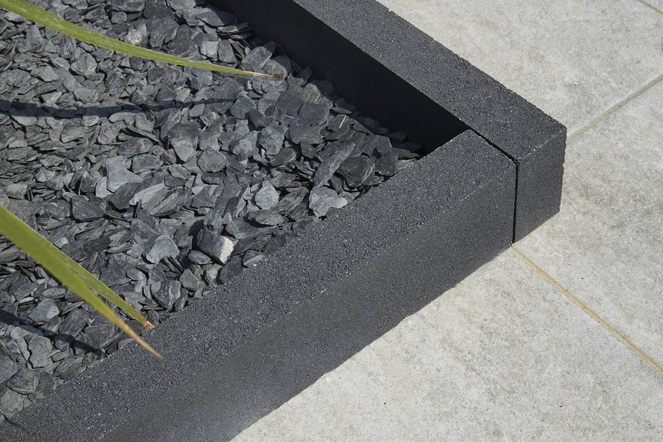 Bordure contemporaine béton gris 50x5x9 cm