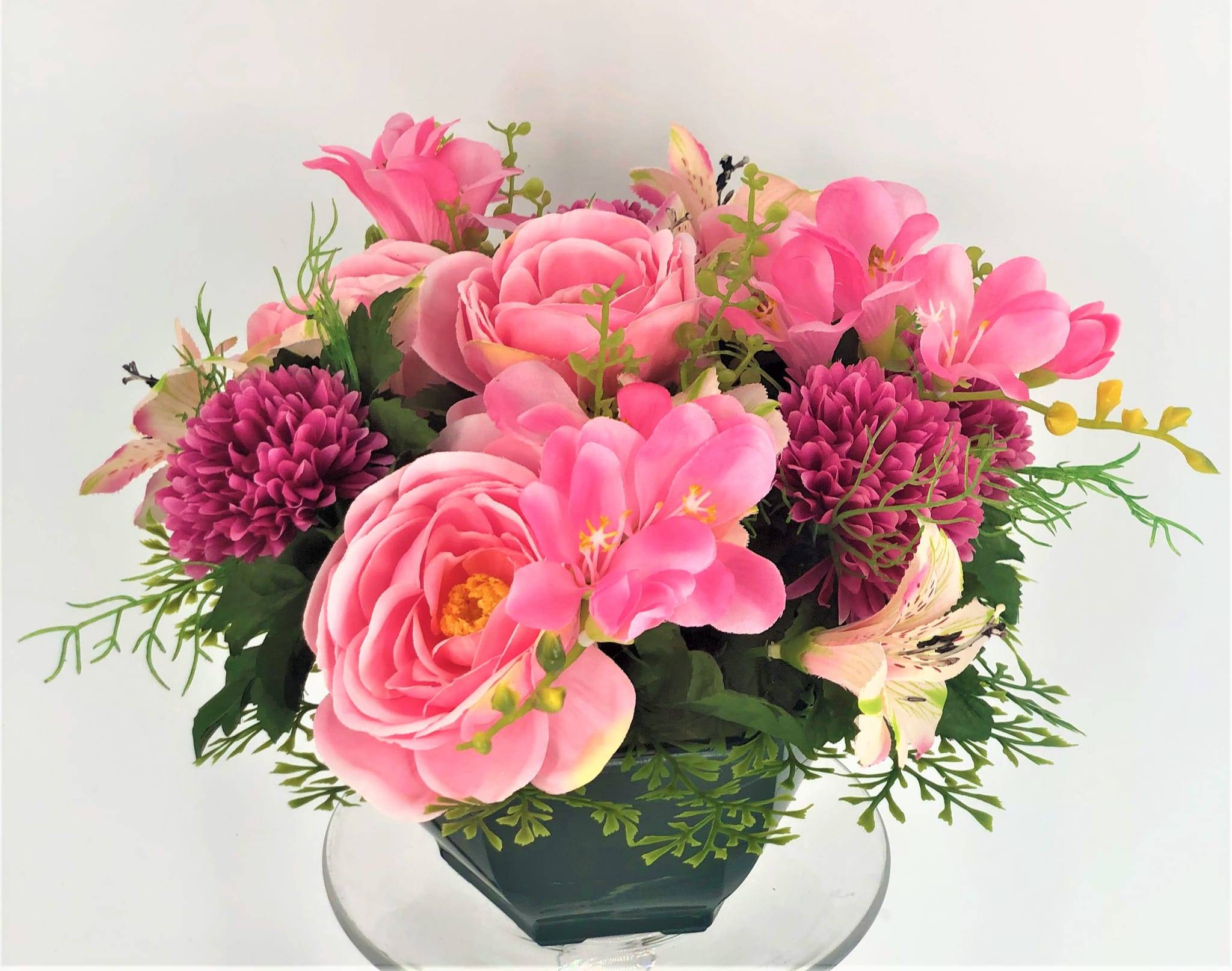 Coupe renoncules freesias pompons rose artificiels