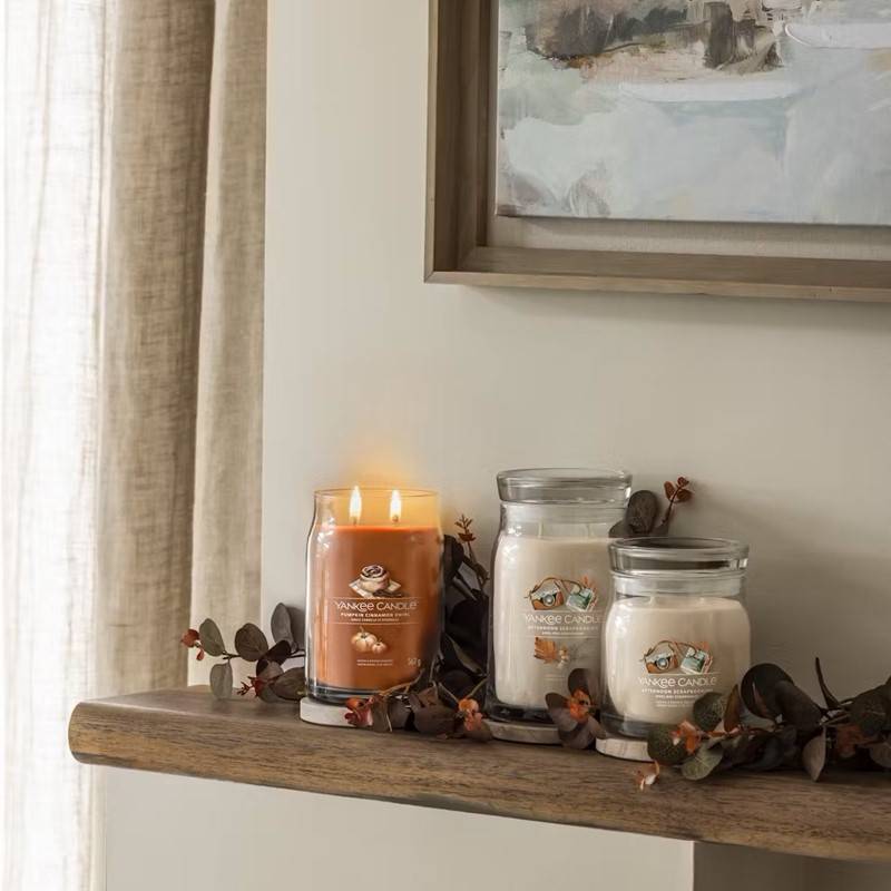 Yankee Candle - Bougie Afternoon Scrapbooking pot moyen 368 g - YANKEE CANDLE - Image 1