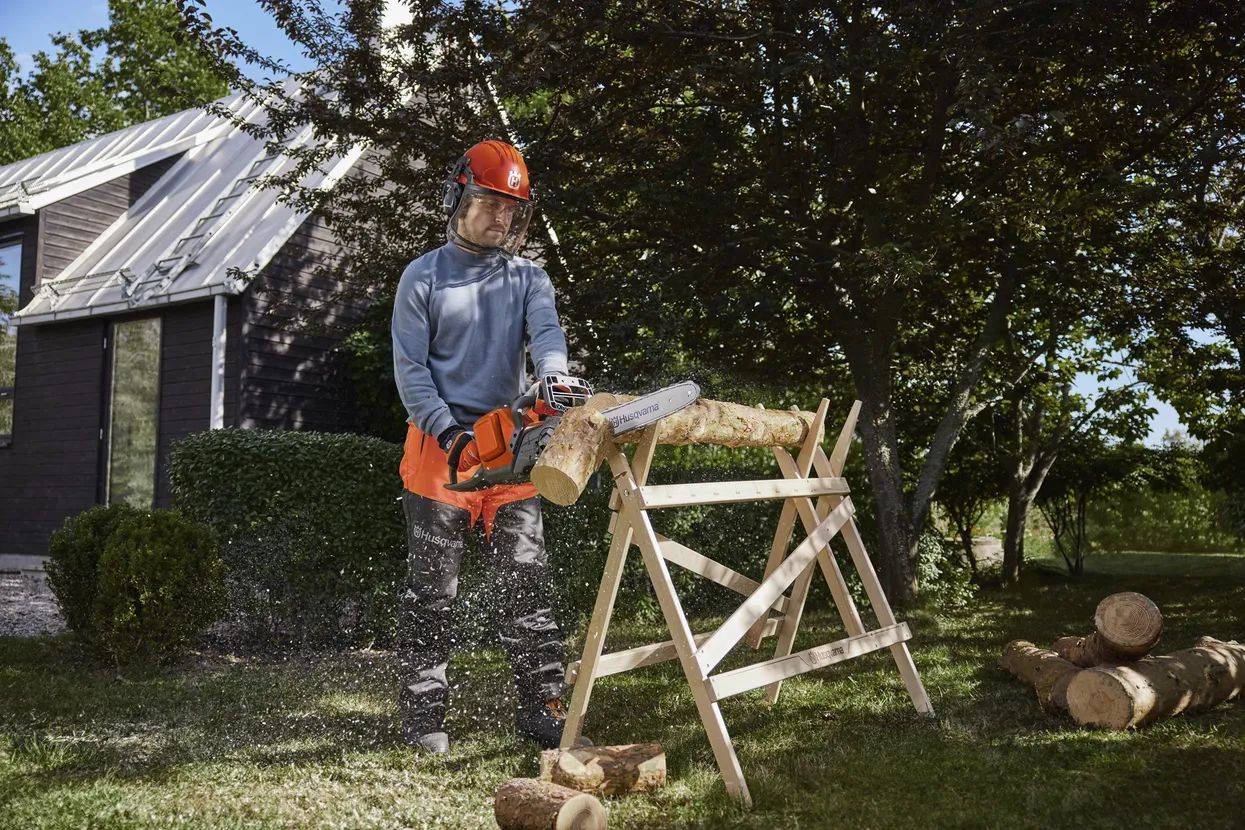 Tronçonneuse à batterie 240i sans balais 14'' L.35.6 cm 3/8'' mini S93G - Husqvarna - Image 1